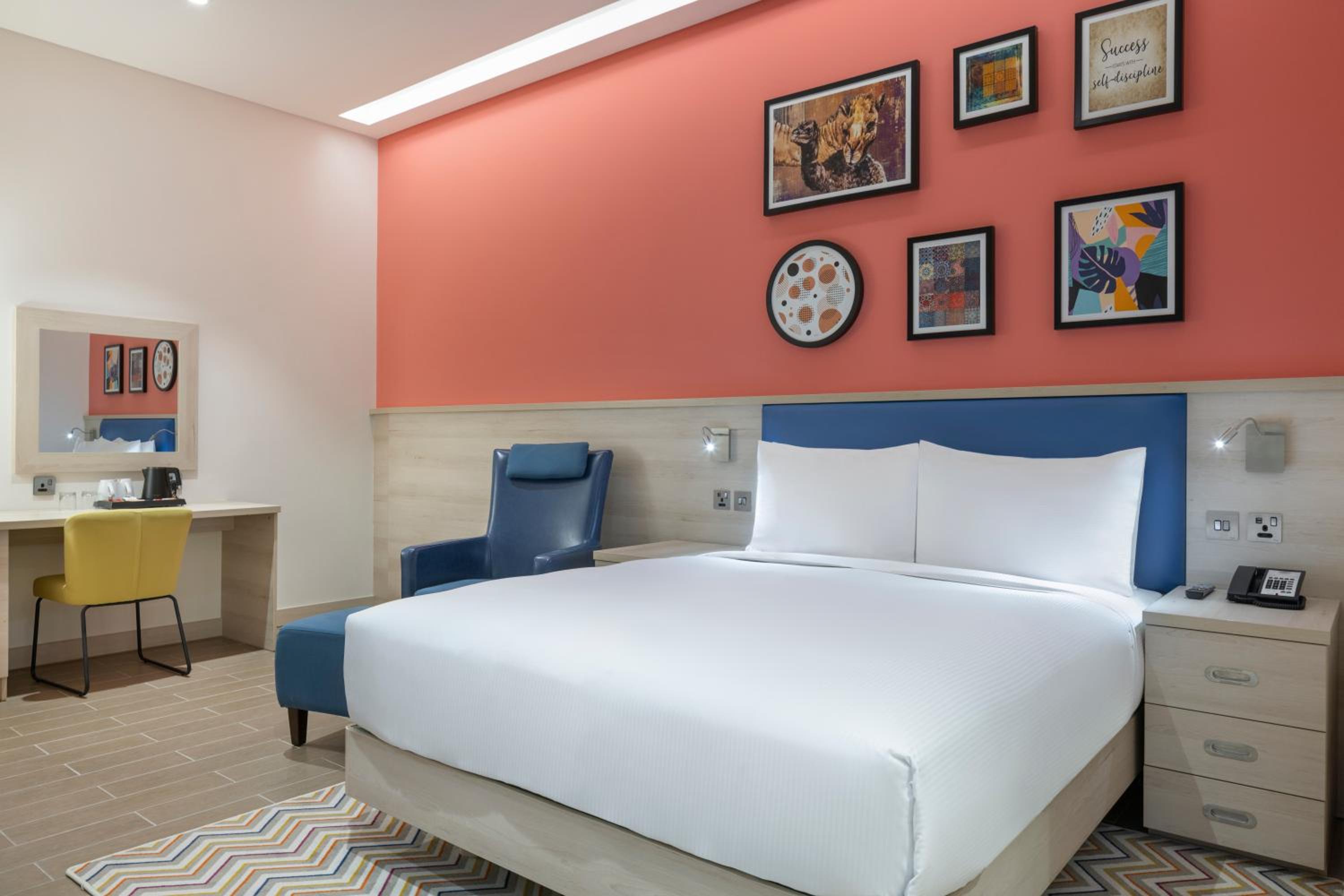 Queen Room with City View - Photo 8