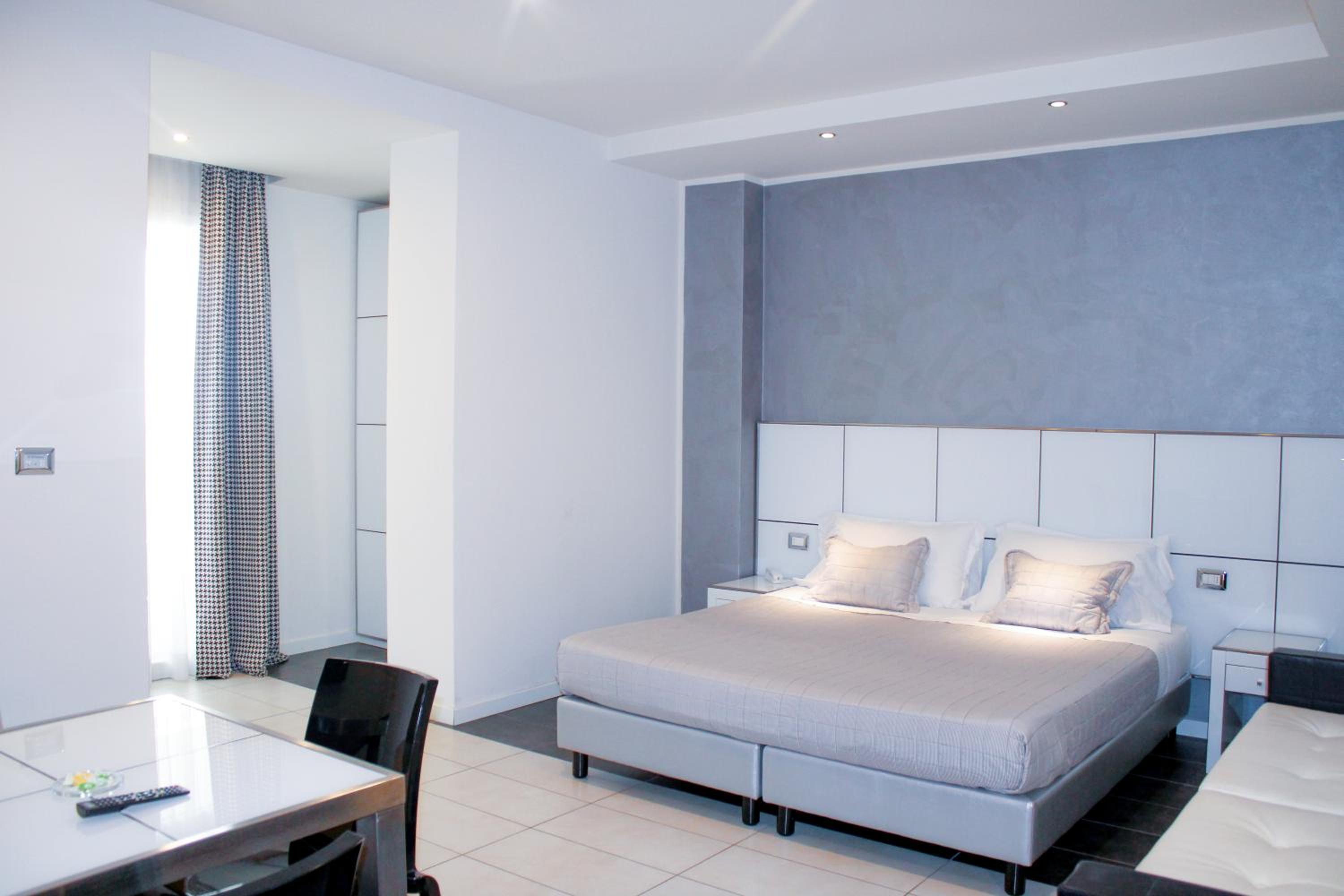 Junior Suite with Balcony (2 Adults) - Photo 11