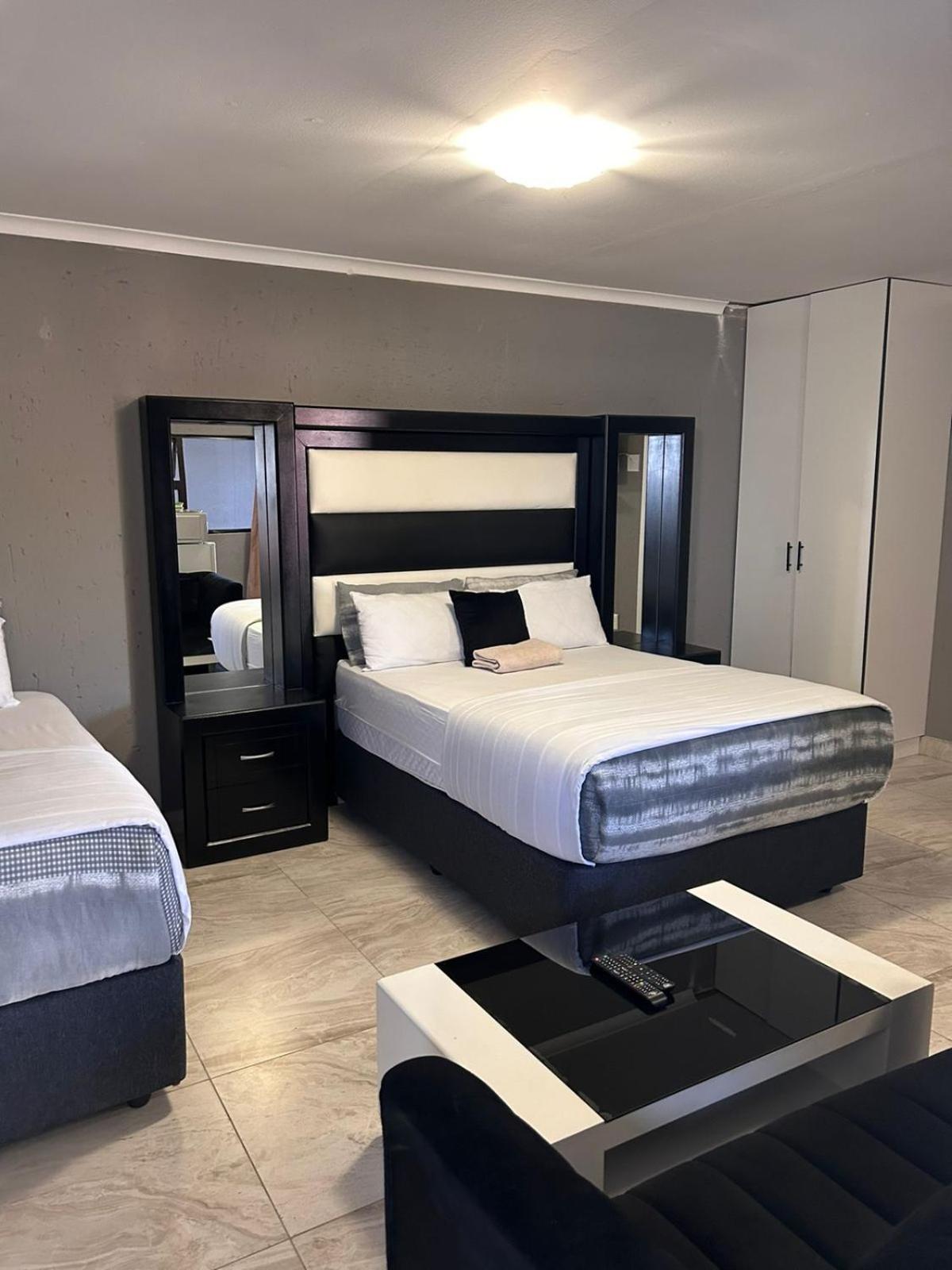 Deluxe Family Suite - Photo 2