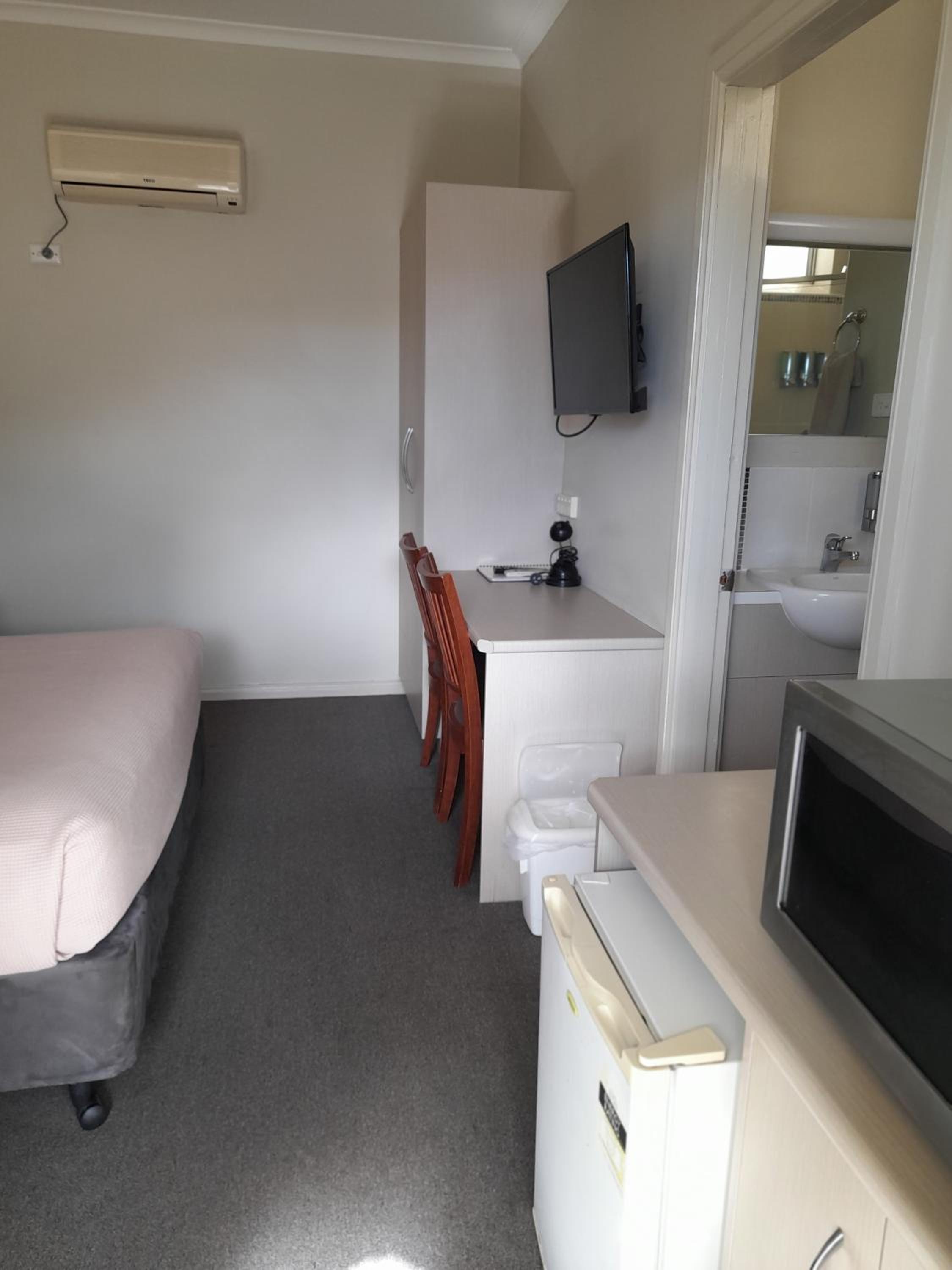 Deluxe Queen Room - Photo 8