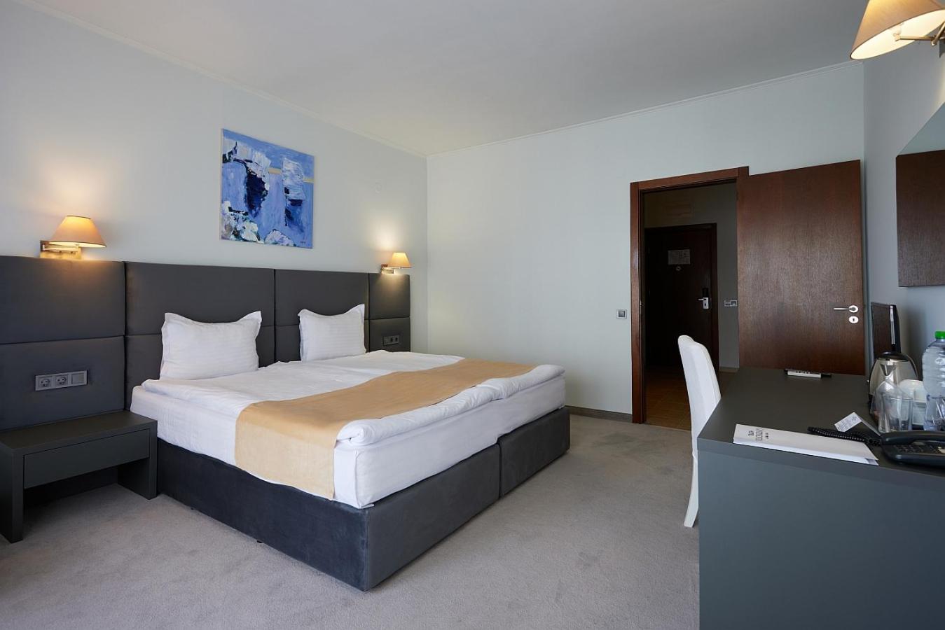 Double or Twin Room with Balcony and Park View	 - Photo 3