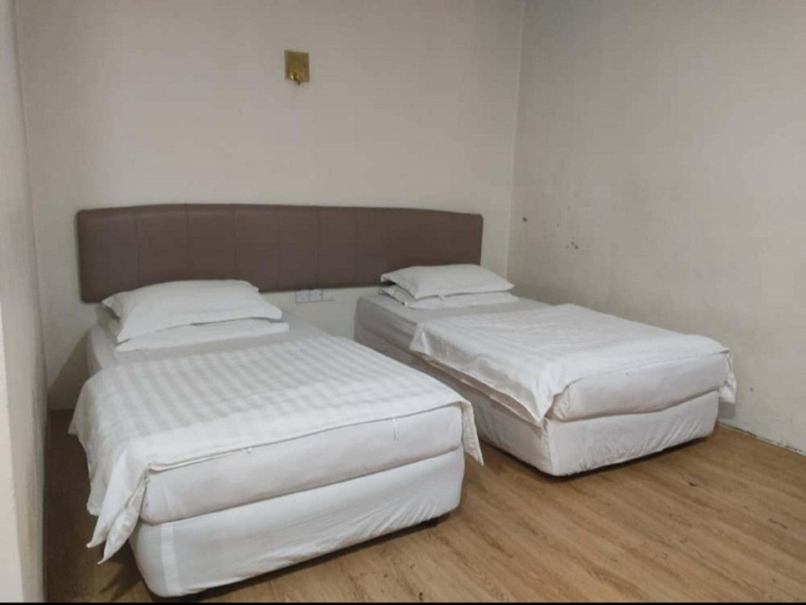 Standard Twin Room - Photo 4