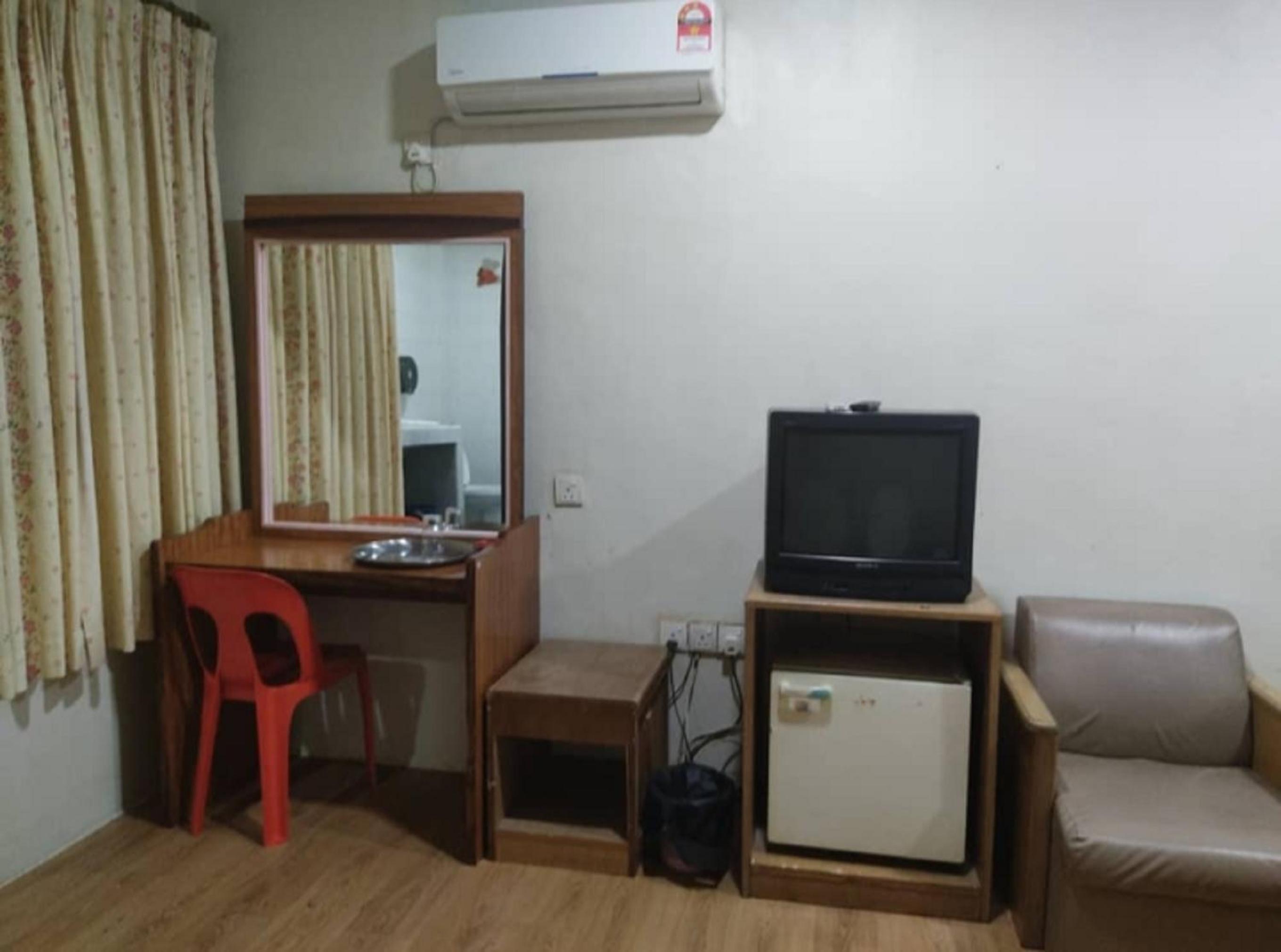 Standard Twin Room - Photo 3