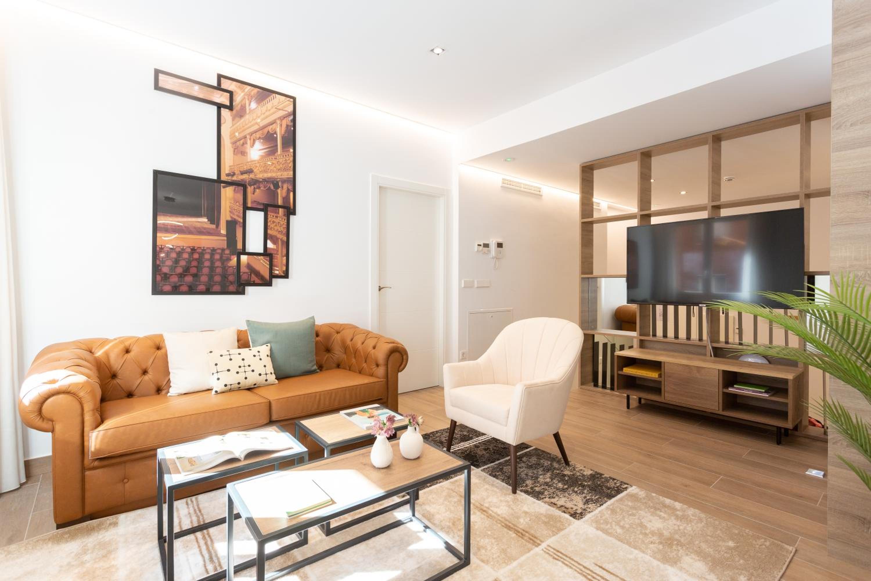 Deluxe One-Bedroom Apartment with City View photo 2