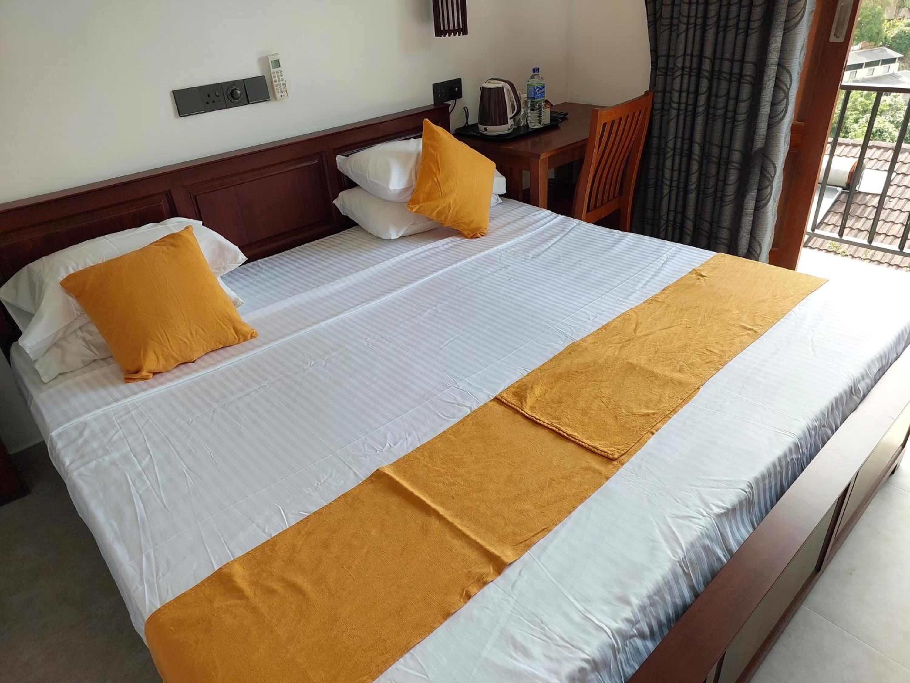 Double or Twin Room with Lake View photo 2