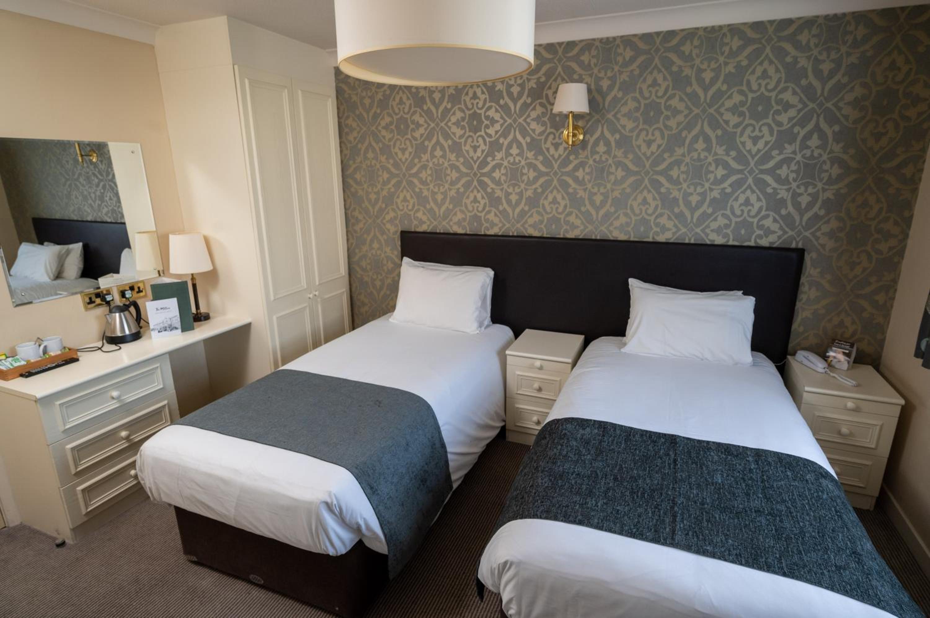 Twin Room - Photo 3