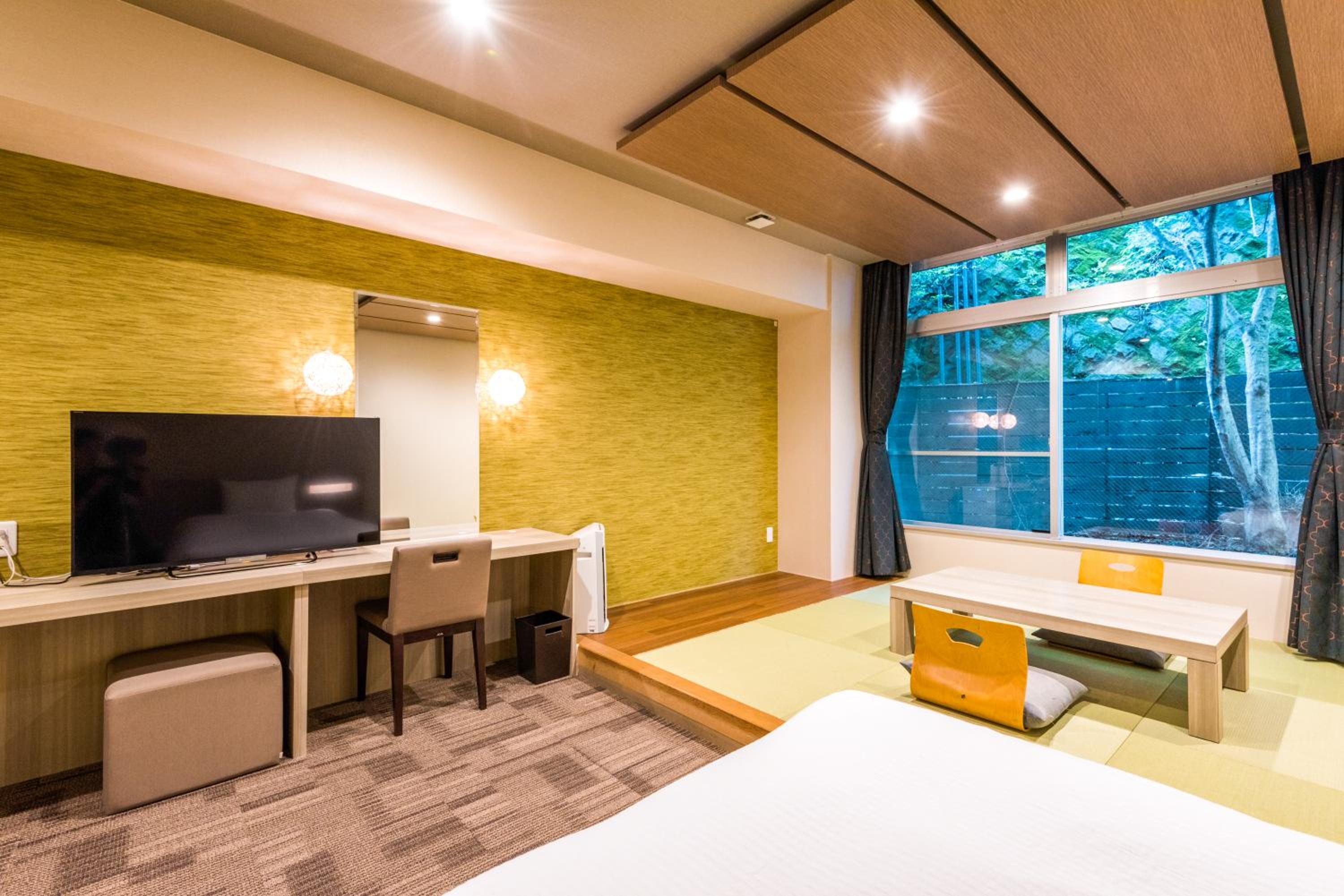 Superior Twin Room with Tatami Area and Shared Bathroom - Non-Smoking