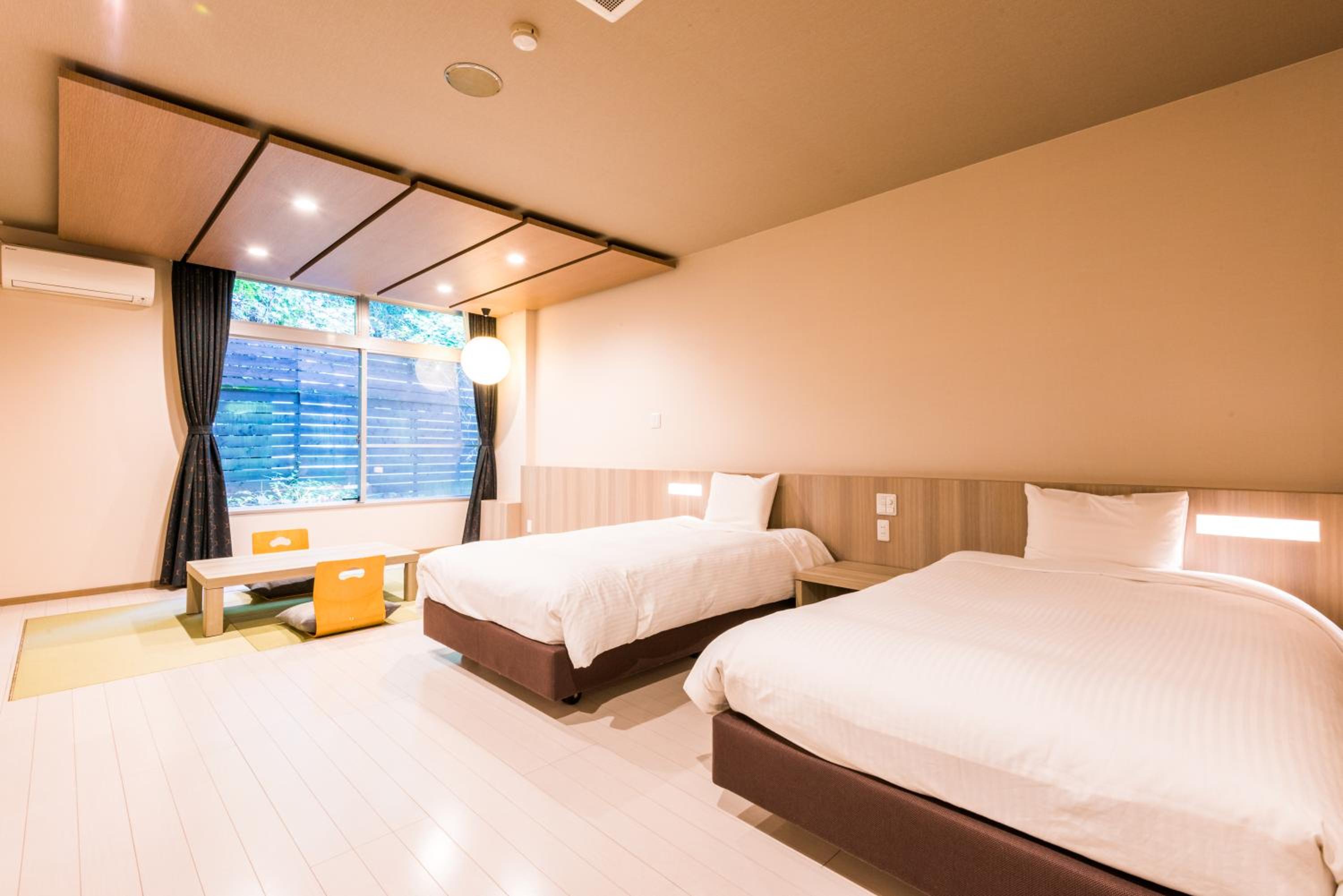 Superior Twin Room with Shared Bathroom - Non-Smoking photo 2