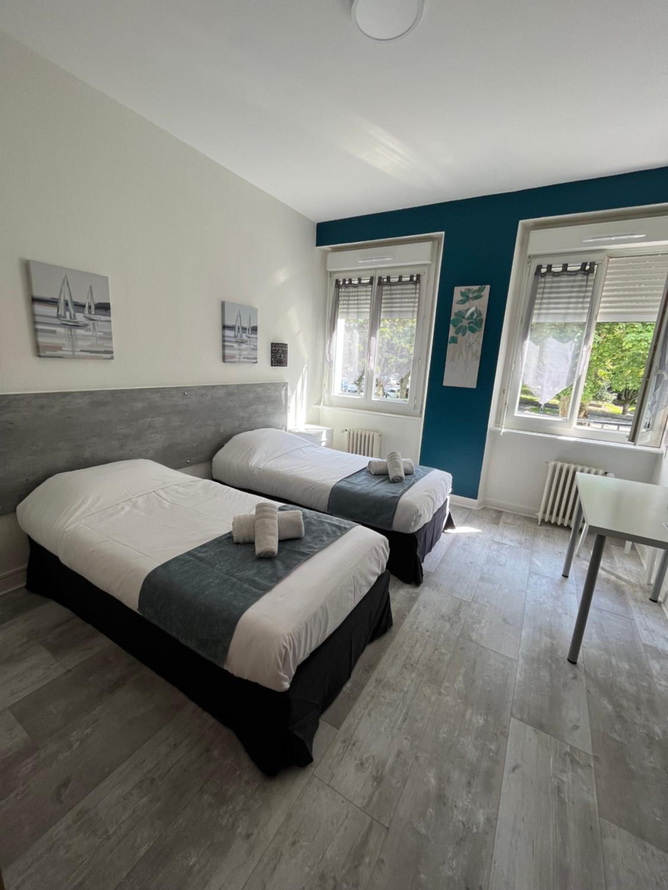 Large Twin Room - Photo 6