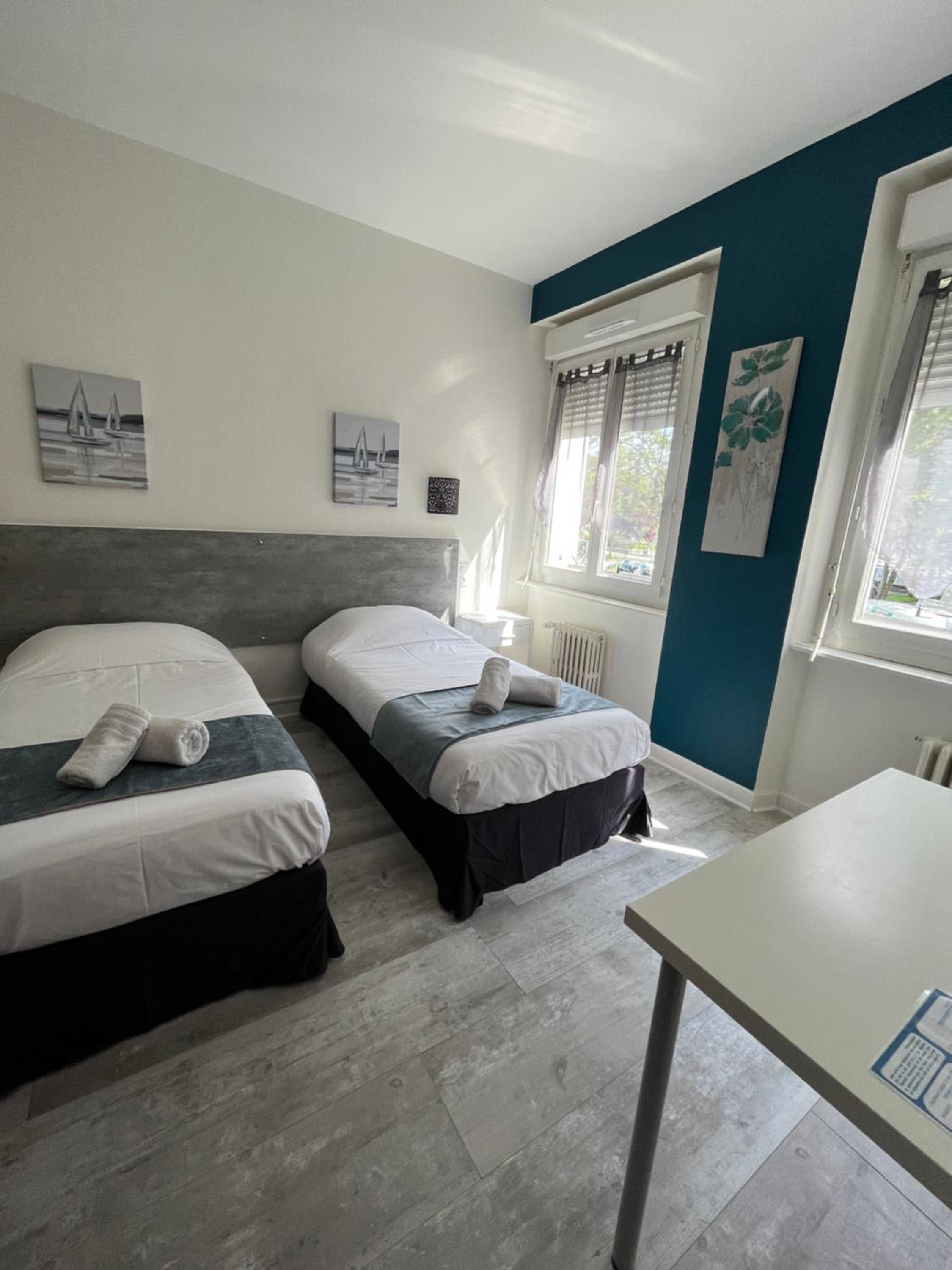 Large Twin Room - Photo 4