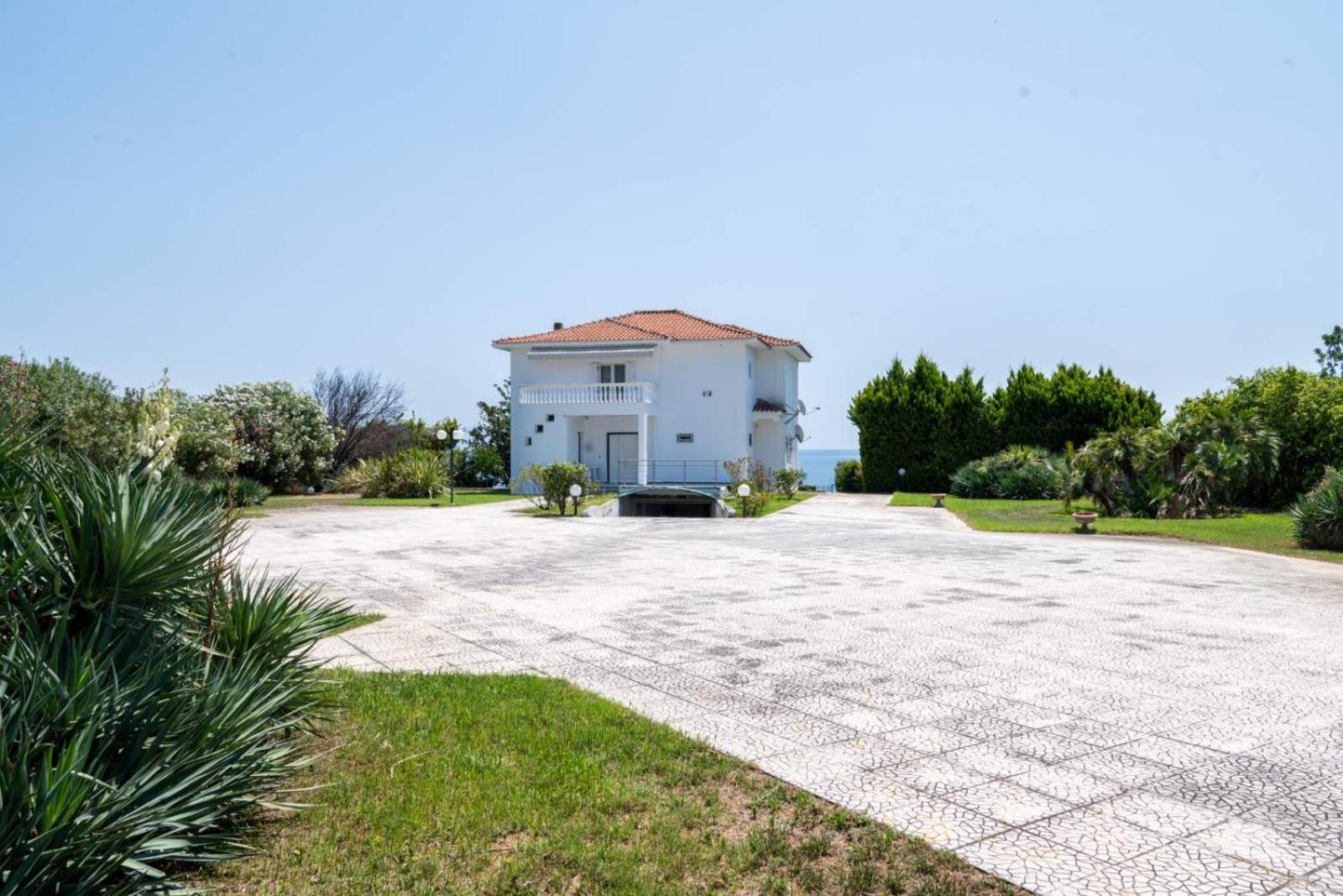 Three-Bedroom Villa photo 3