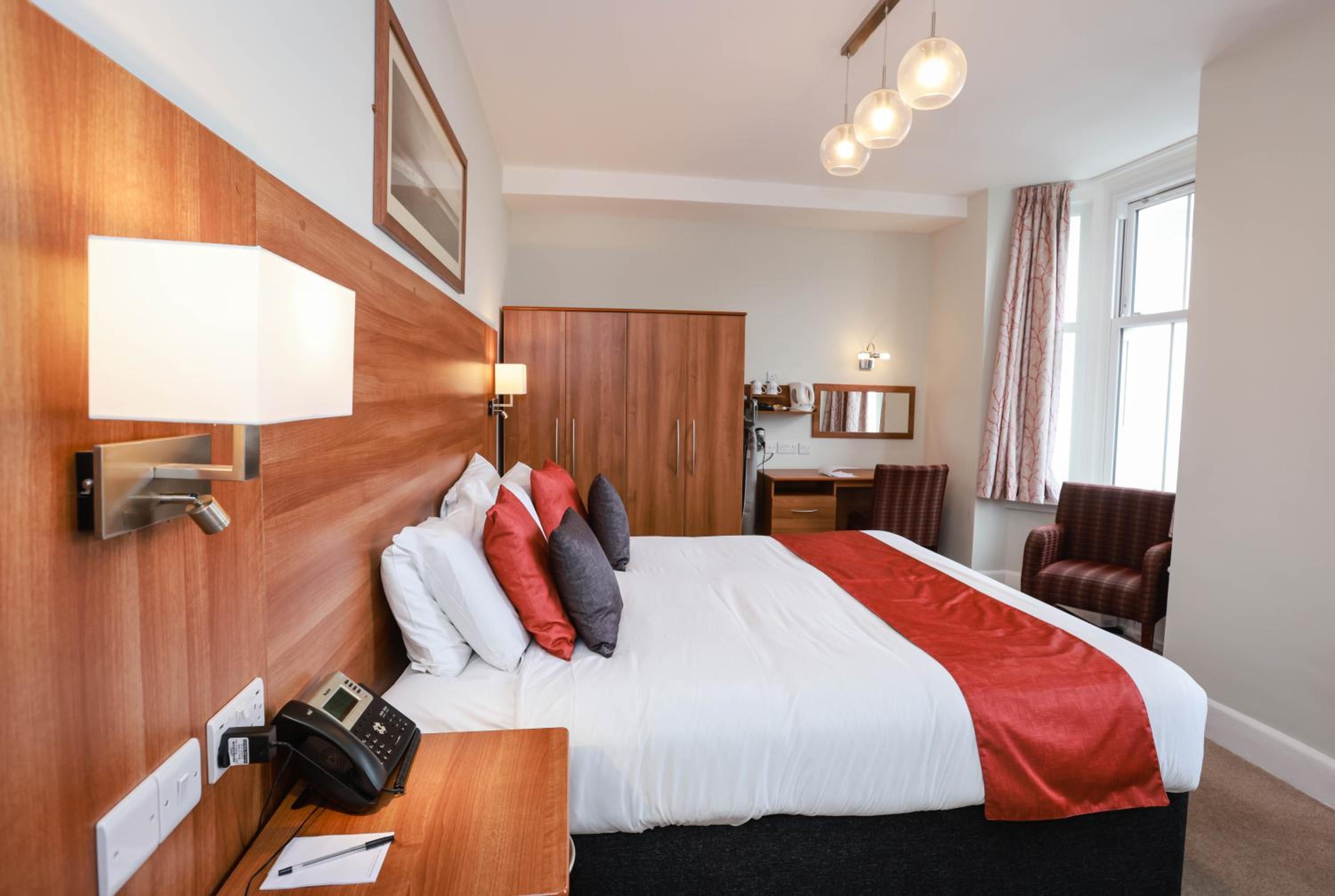 Double or Twin Room with Sea View - No Dogs - Photo 1