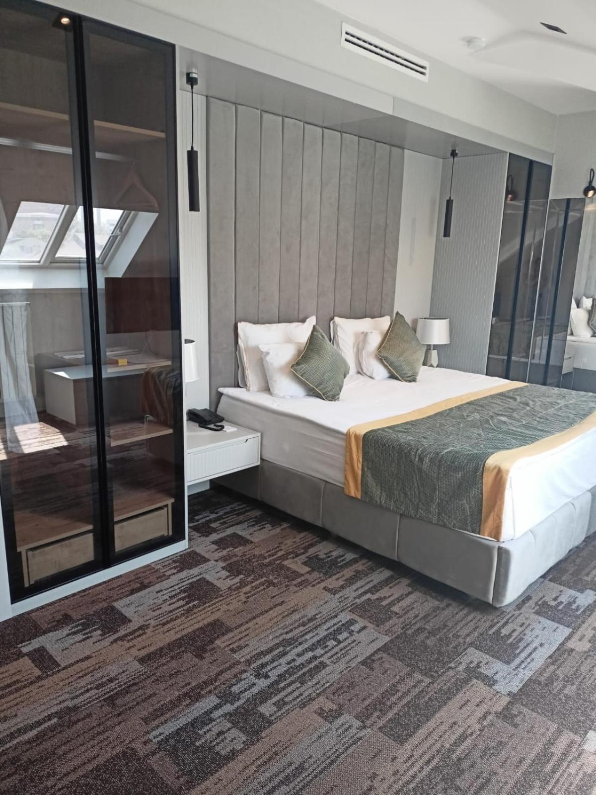 Deluxe Suite with Spa Bath photo 1