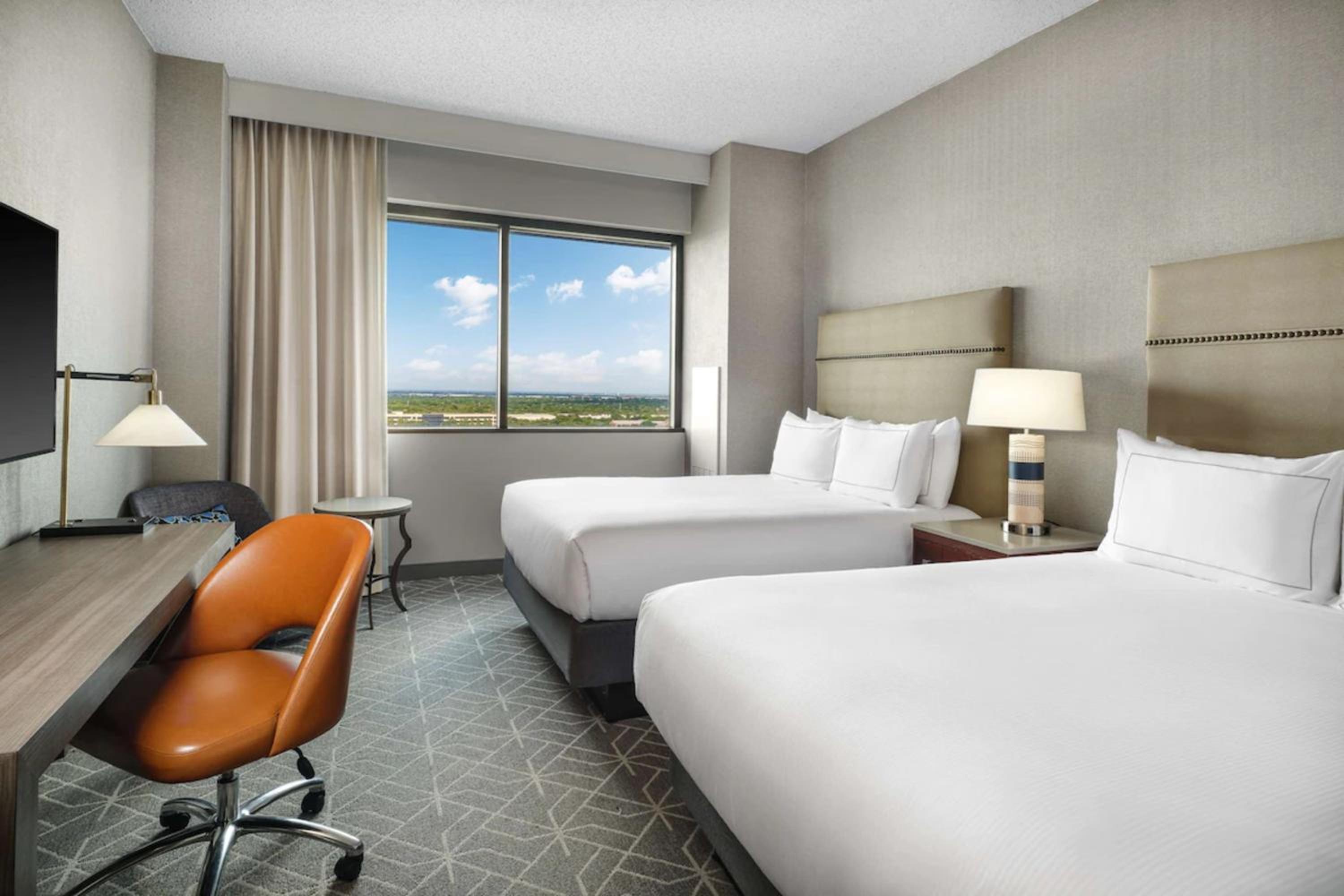 Queen Room with Two Queen Beds and City View photo 3