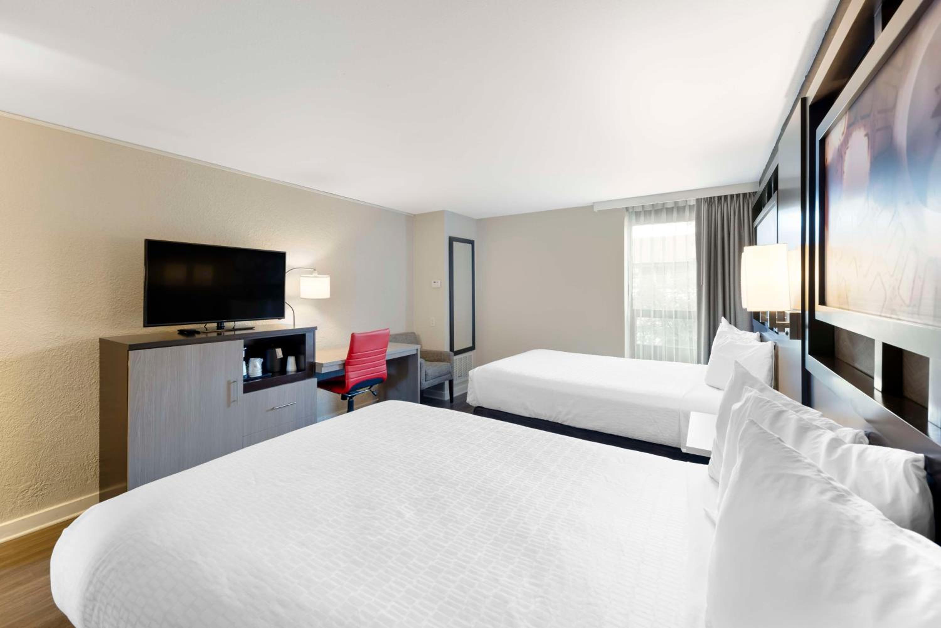 Queen Room with Two Queen Beds - Pet Friendly/Non-Smoking - Photo 4