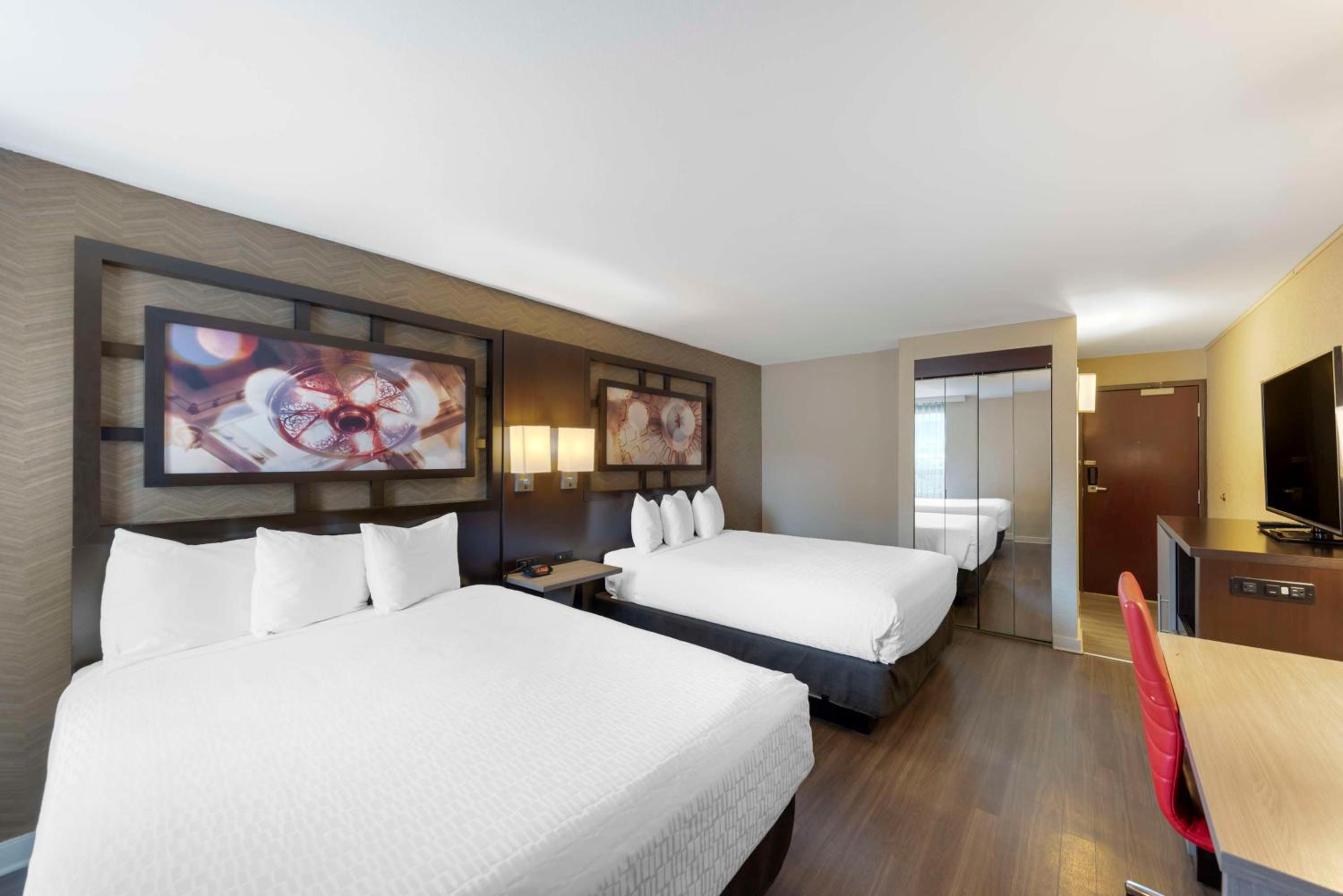 Queen Room with Two Queen Beds - Pet Friendly/Non-Smoking - Photo 3