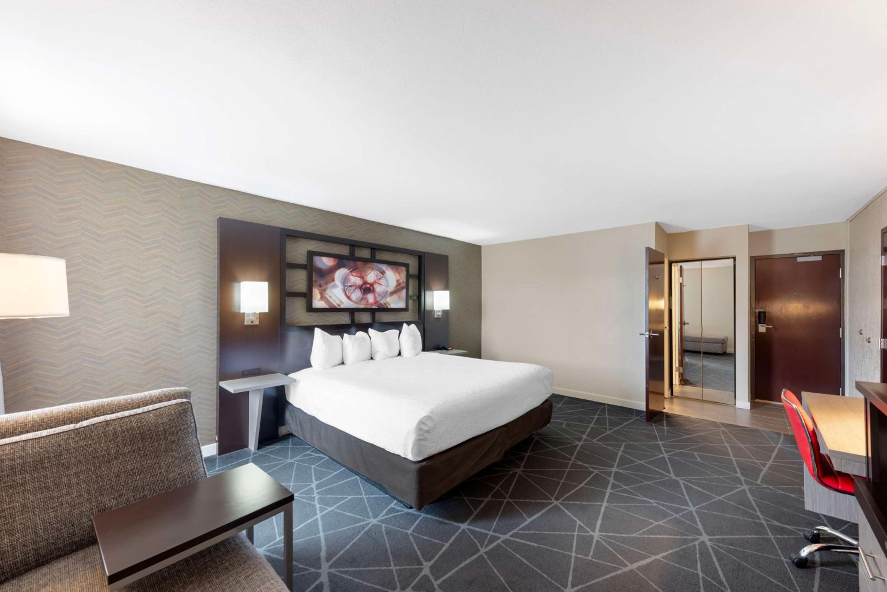 Deluxe King Room - Non-Smoking - Photo 3
