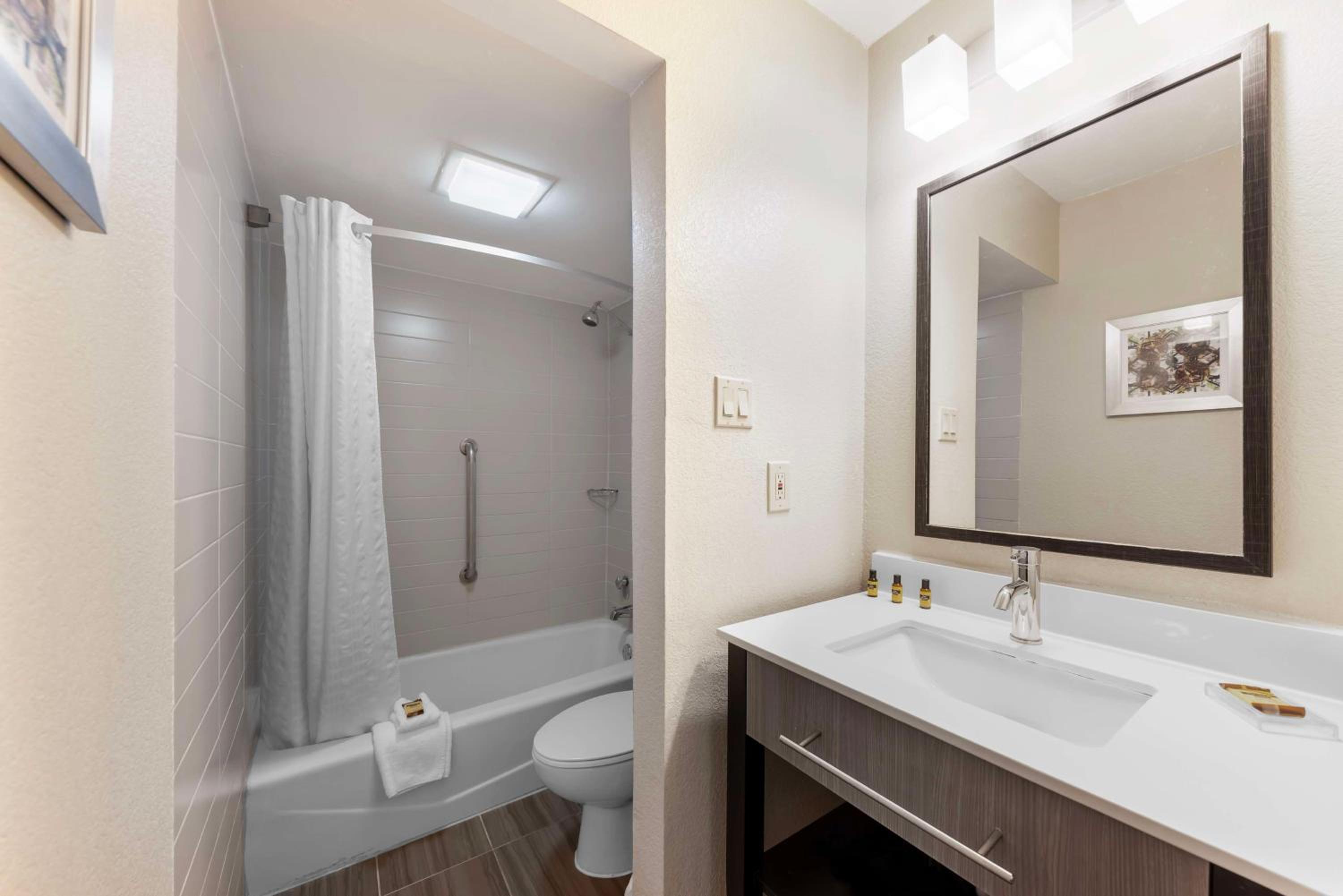 Deluxe King Room - Non-Smoking - Photo 2