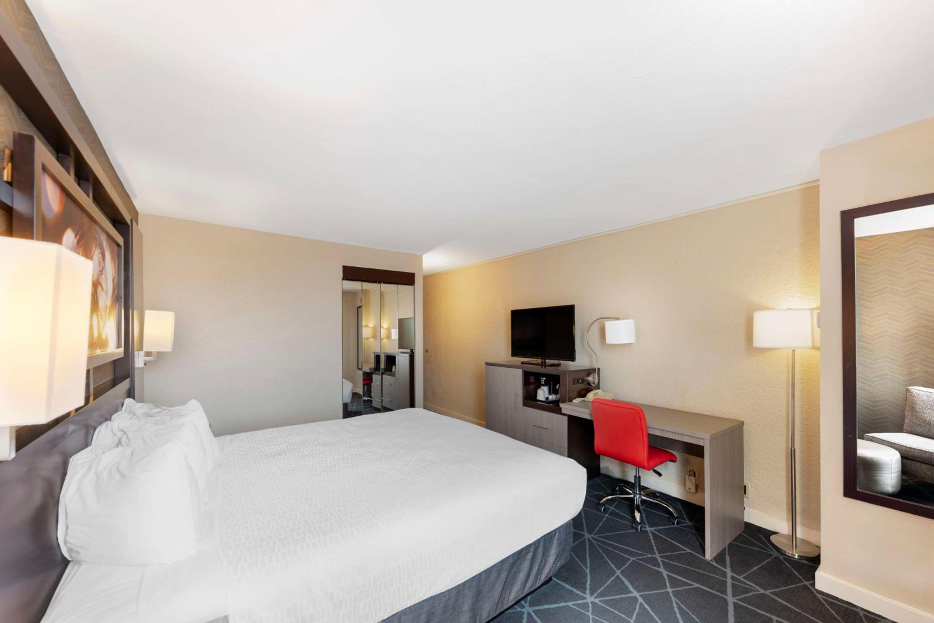 King Room - Non-Smoking - Photo 2