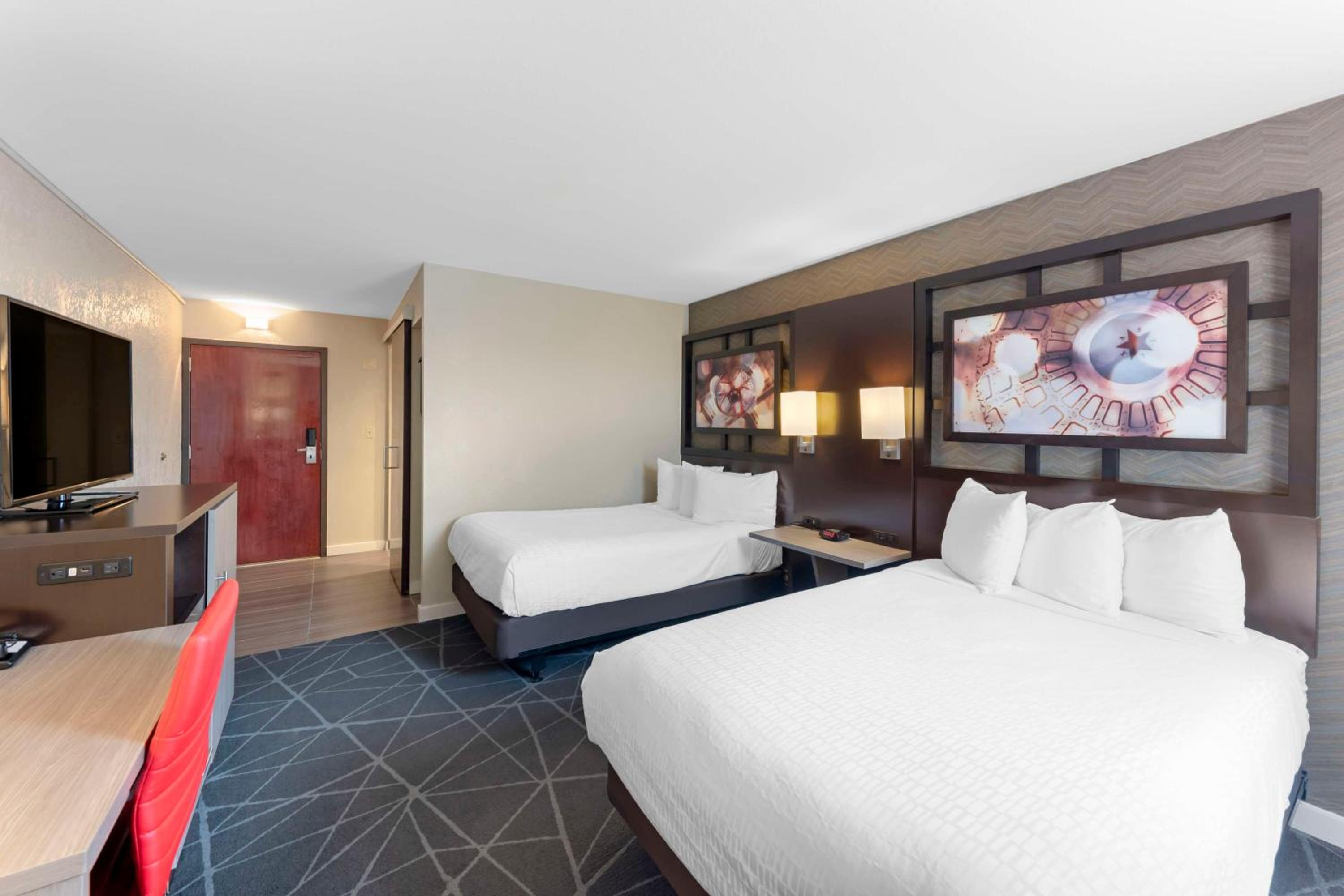 Double Room with Two Double Beds and Roll-In Shower - Disability Access - Photo 4