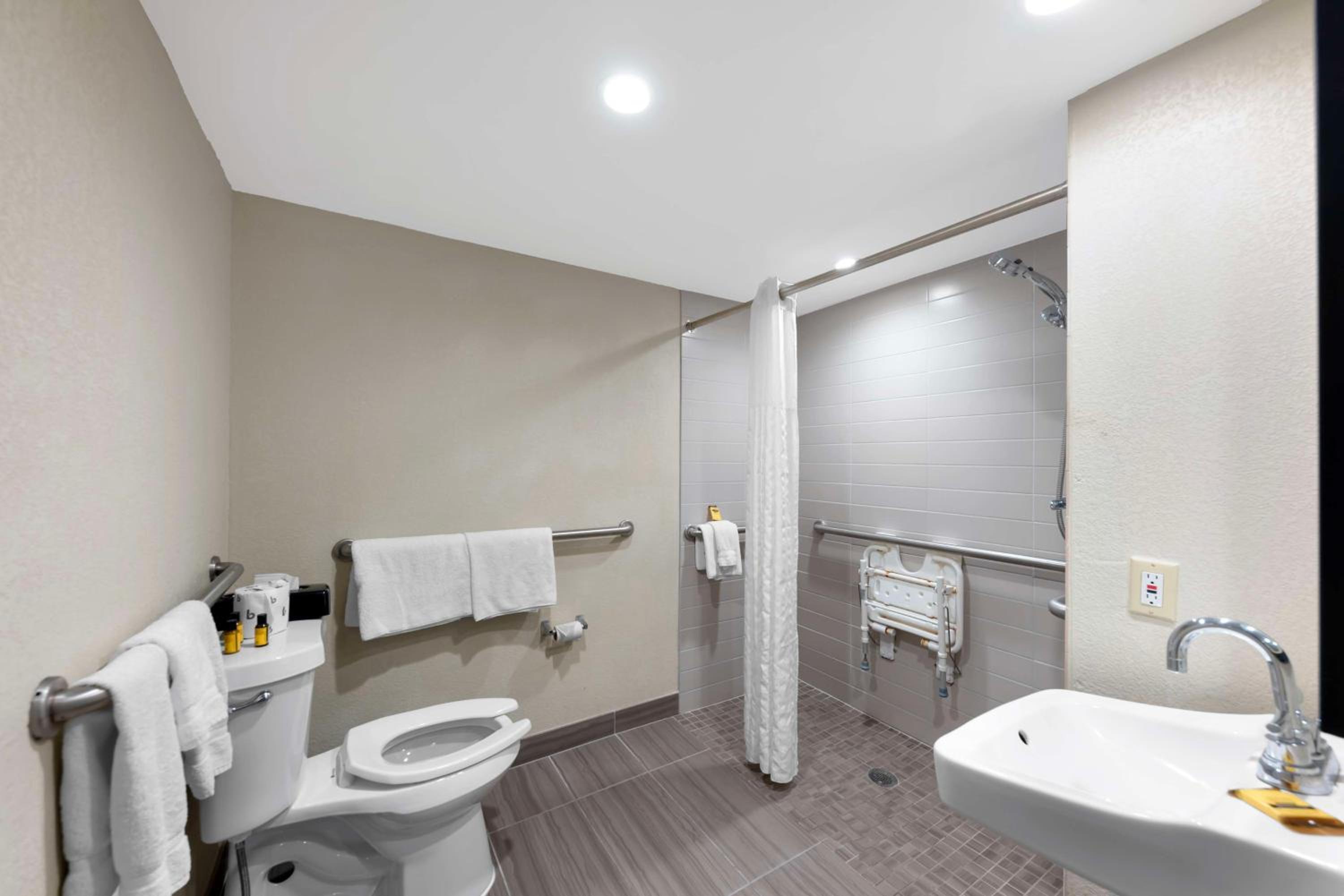 Double Room with Two Double Beds and Roll-In Shower - Disability Access - Photo 2