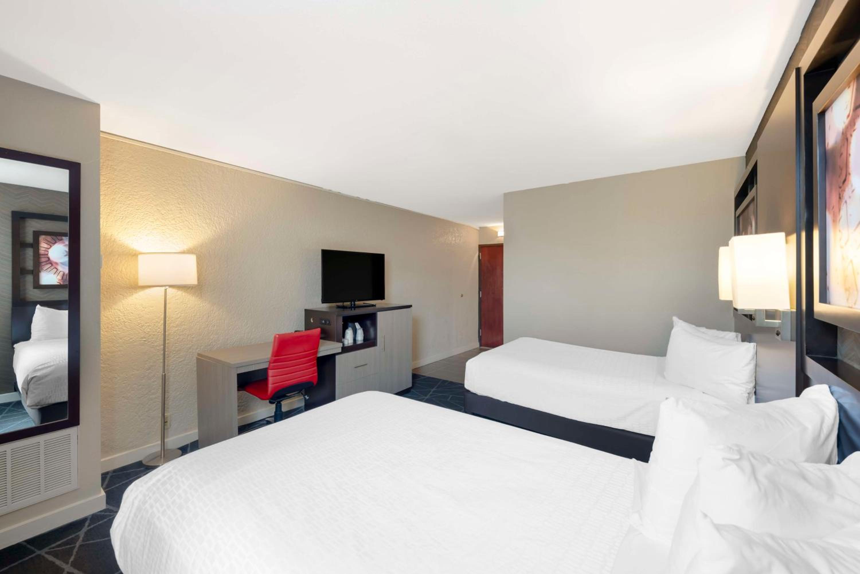 Double Room with Two Double Beds and Roll-In Shower - Disability Access - Photo 3