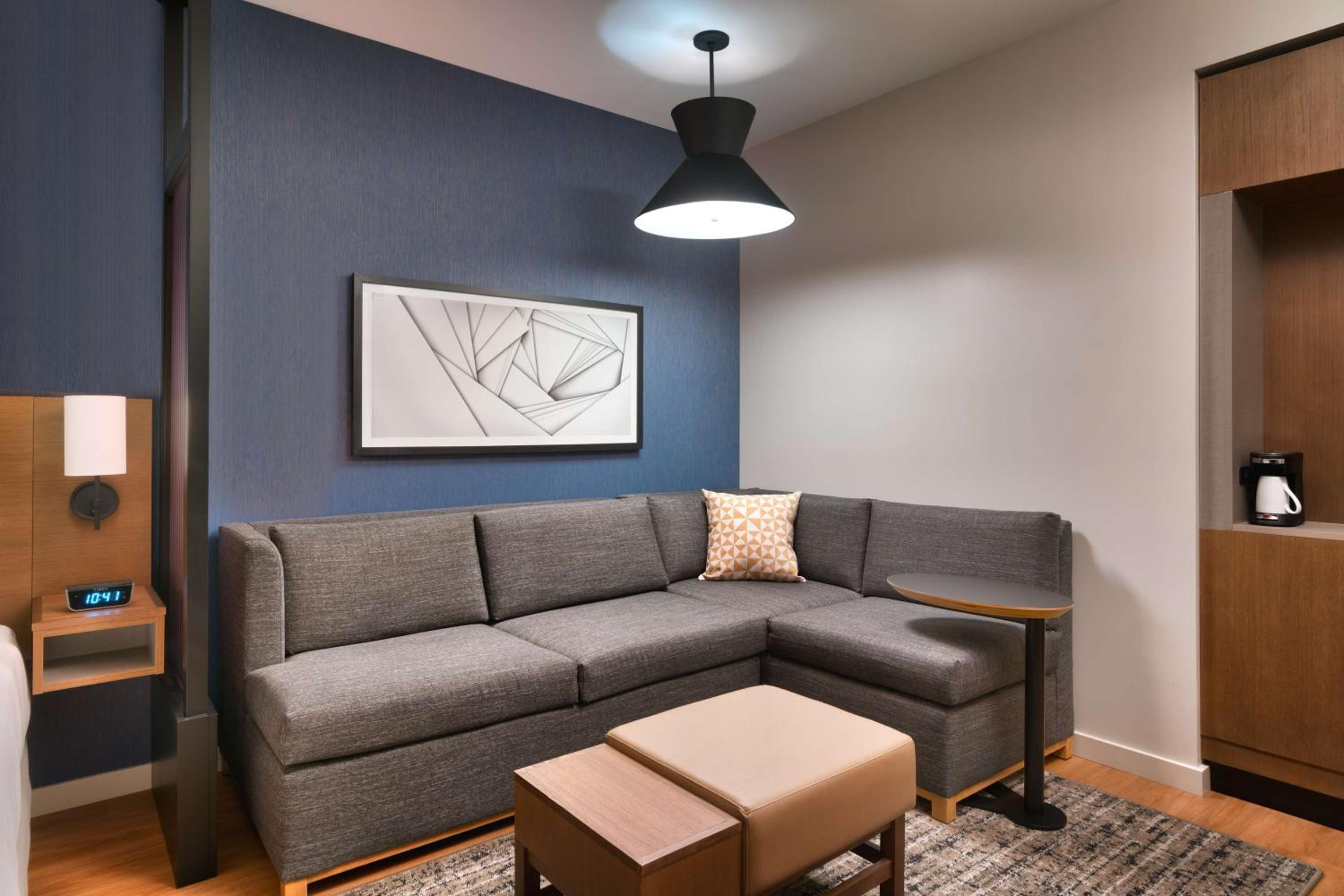 Standard King Room with Sofa Bed - Photo 7