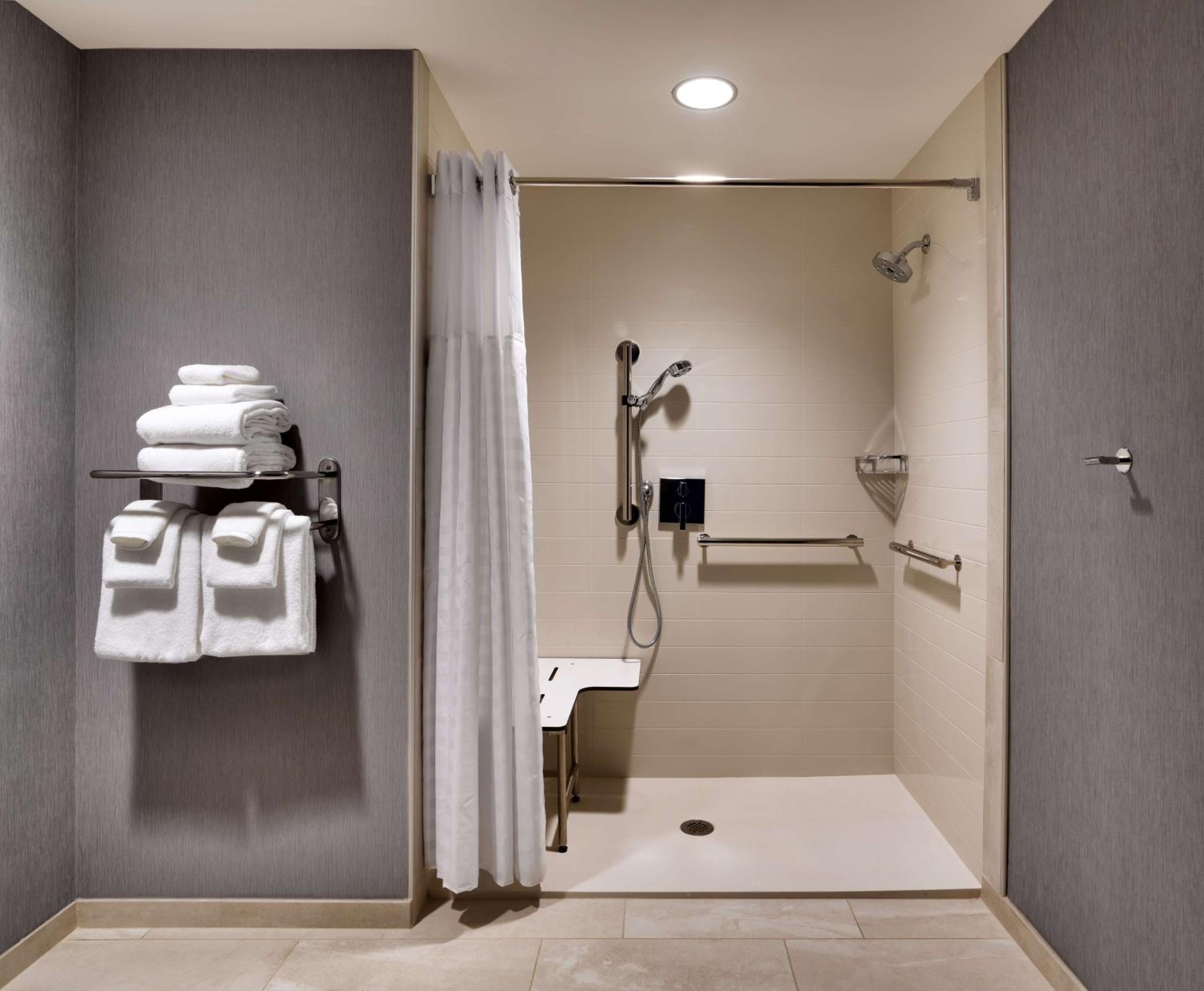 Queen Room with Two Queen Beds and Roll-In Shower - Disability Access - Photo 8