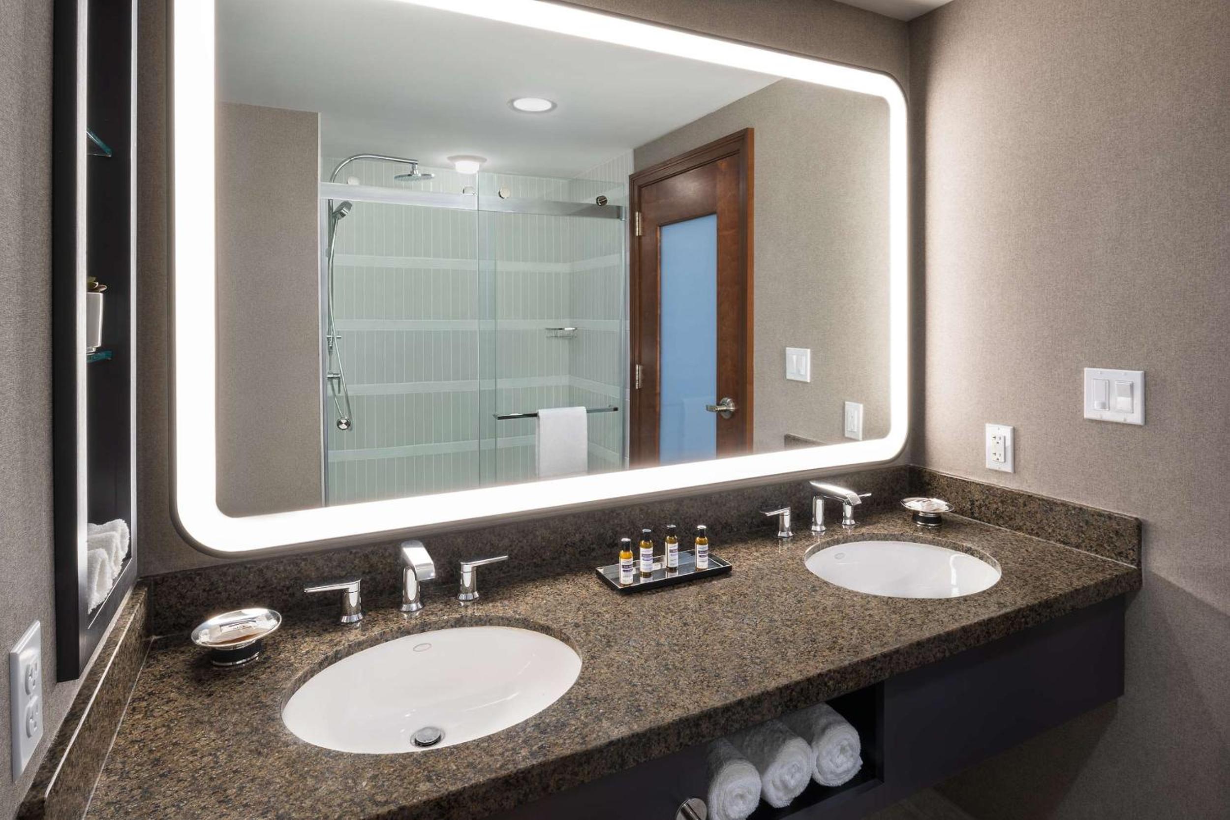 One-Bedroom Suite with River View - Photo 3