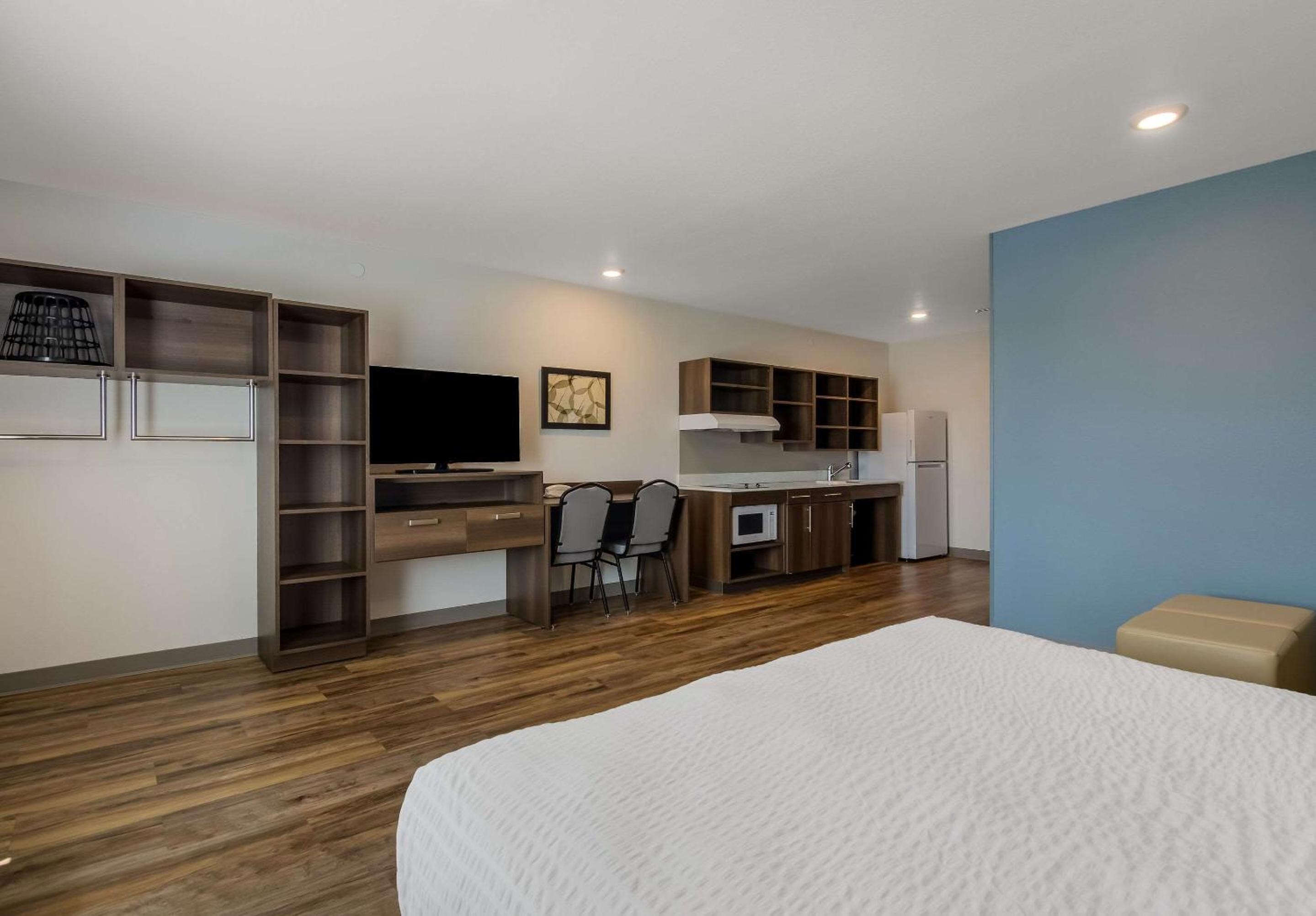 King Suite with Tub - Disability Access/Non Smoking - Photo 5