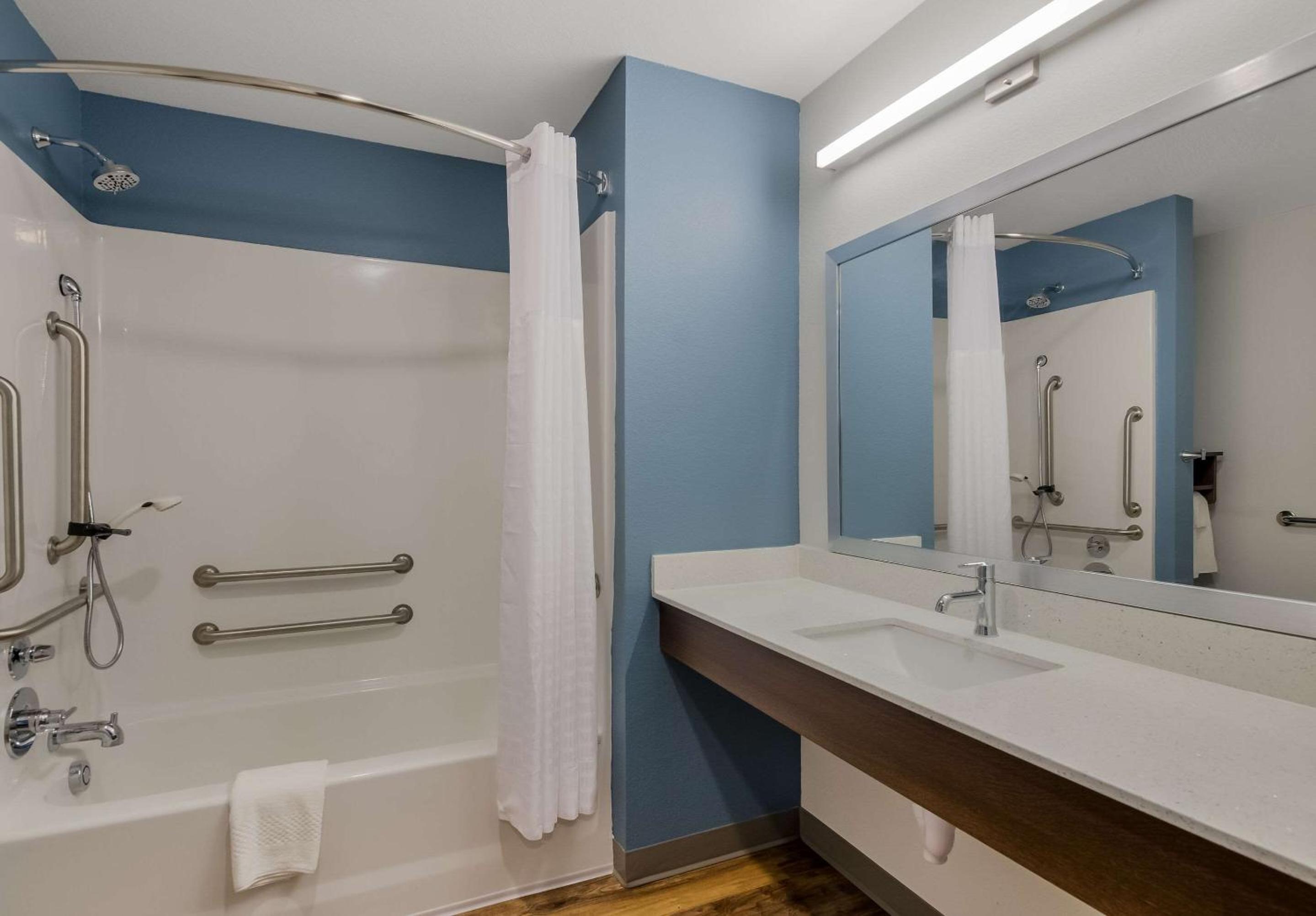 King Suite with Tub - Disability Access/Non Smoking - Photo 2