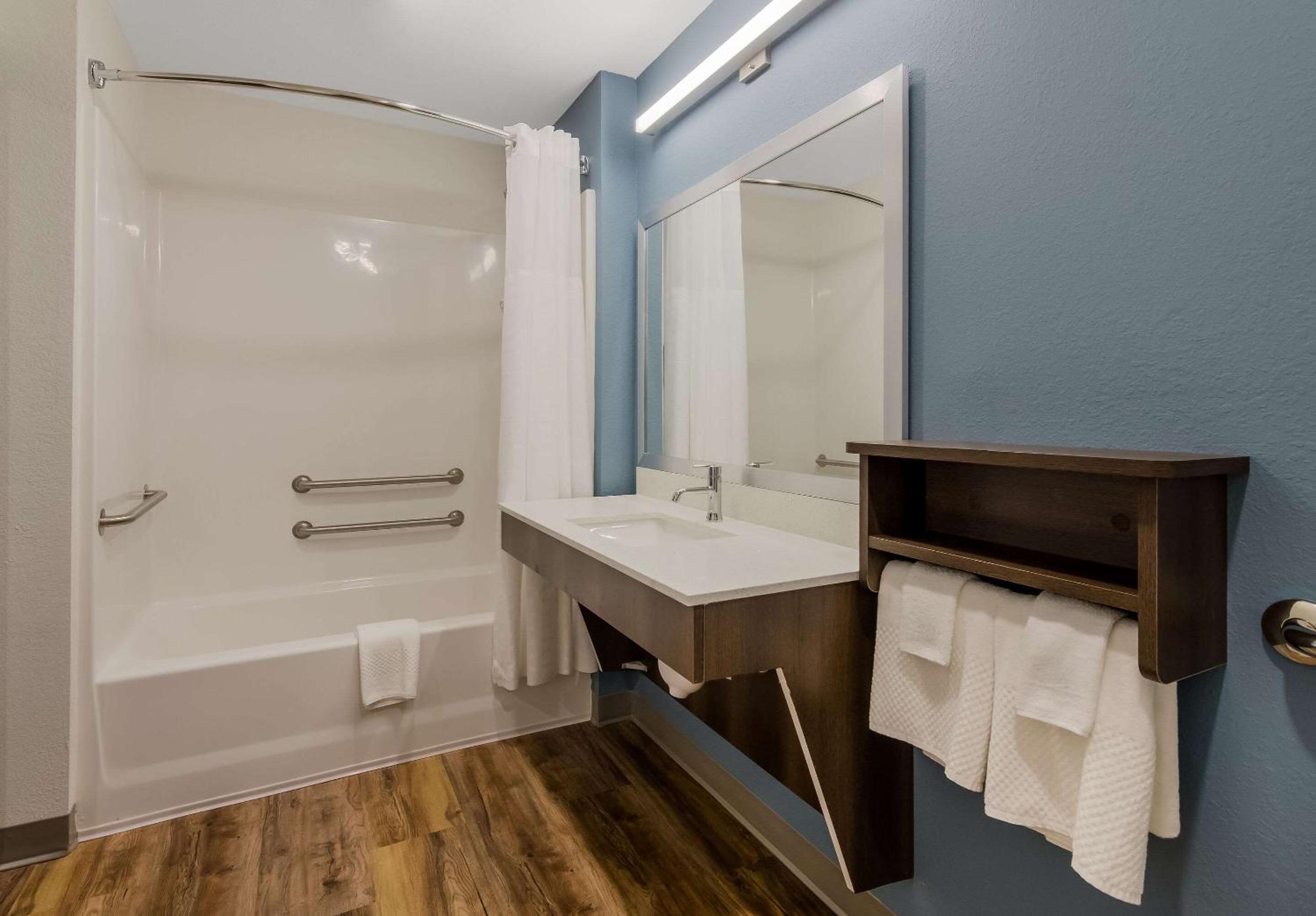 King Suite with Tub - Disability Access/Non Smoking - Photo 7