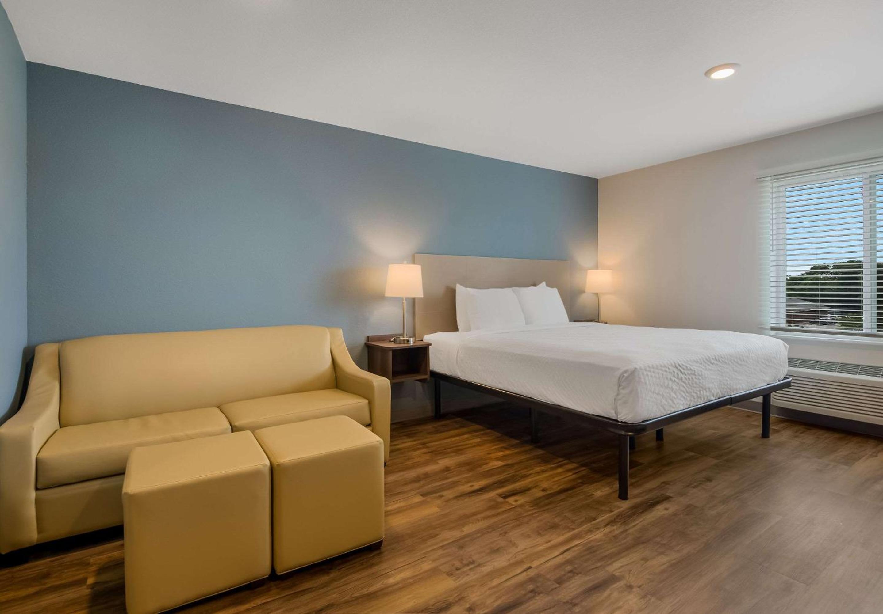 King Suite with Tub - Disability Access/Non Smoking - Photo 8