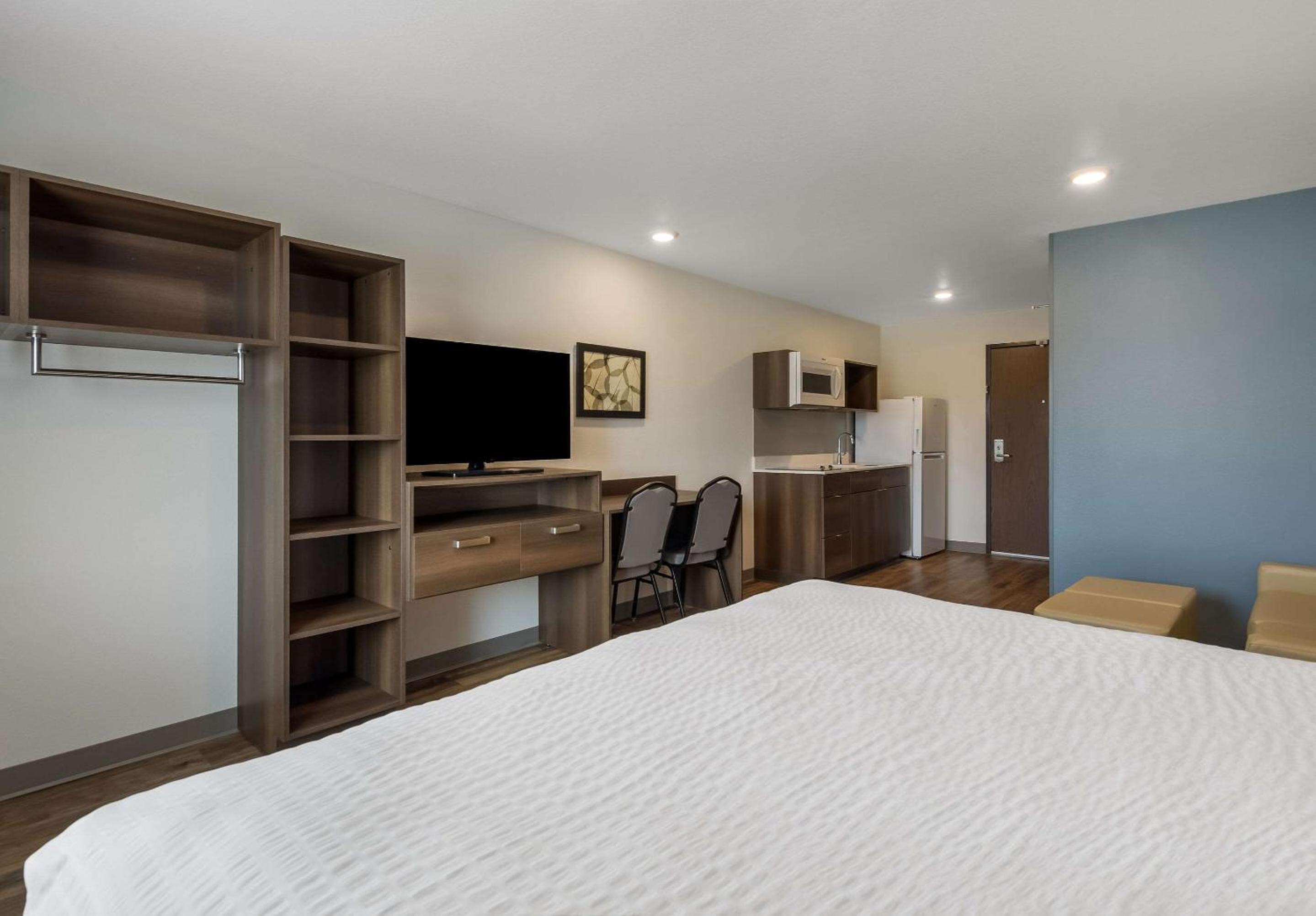 King Suite with Tub - Disability Access/Non Smoking - Photo 4