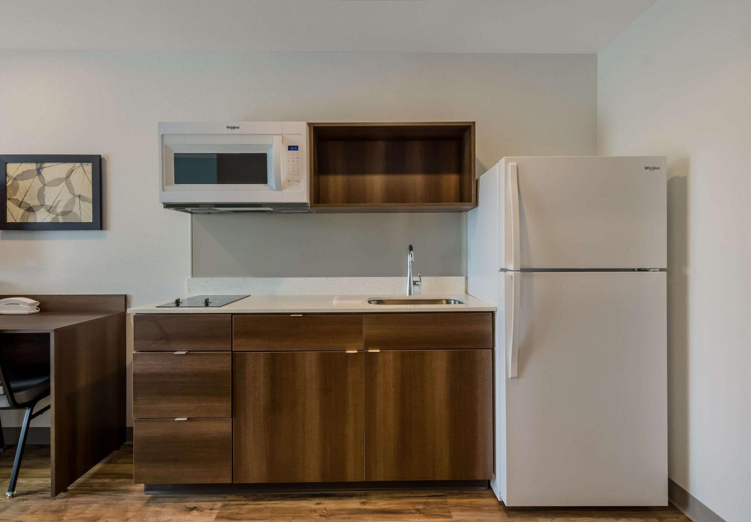 King Suite with Tub - Disability Access/Non Smoking - Photo 6