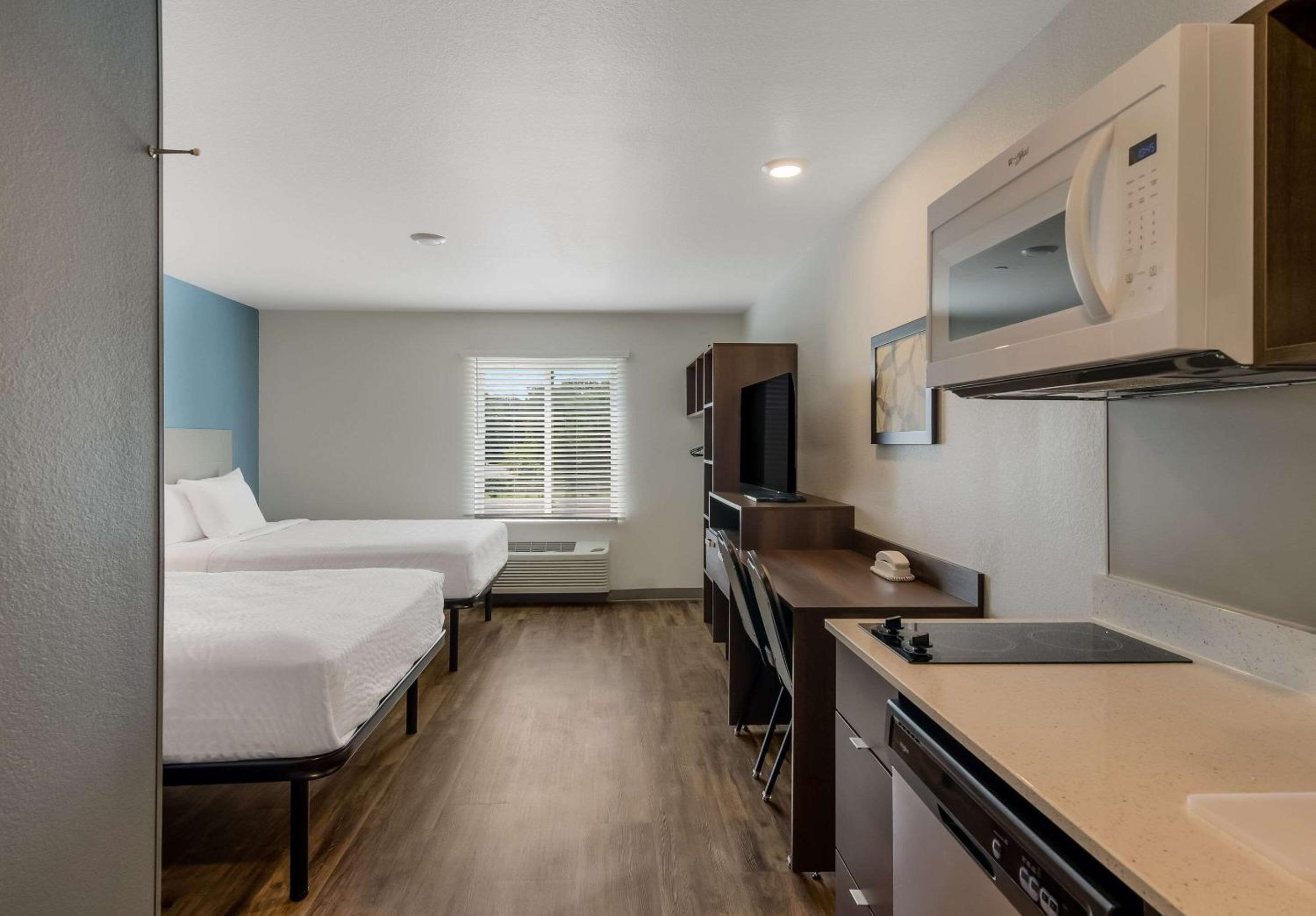 Quadruple Room with Two Queen Beds - Non Smoking - Photo 1