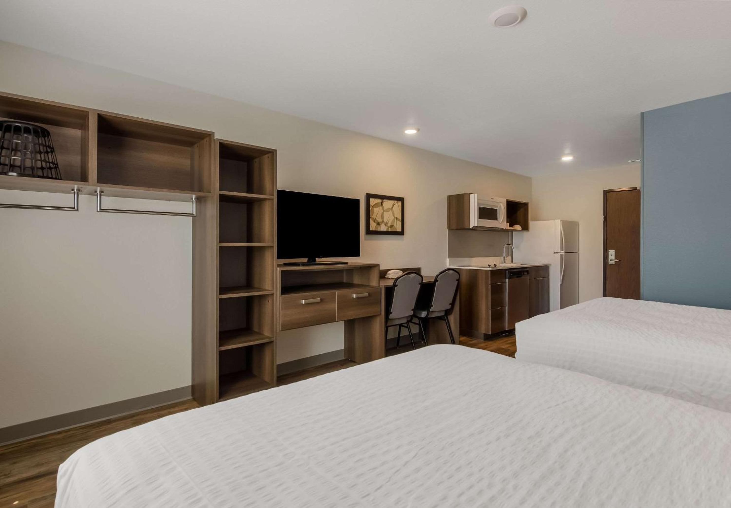 Quadruple Room with Two Queen Beds - Non Smoking - Photo 2