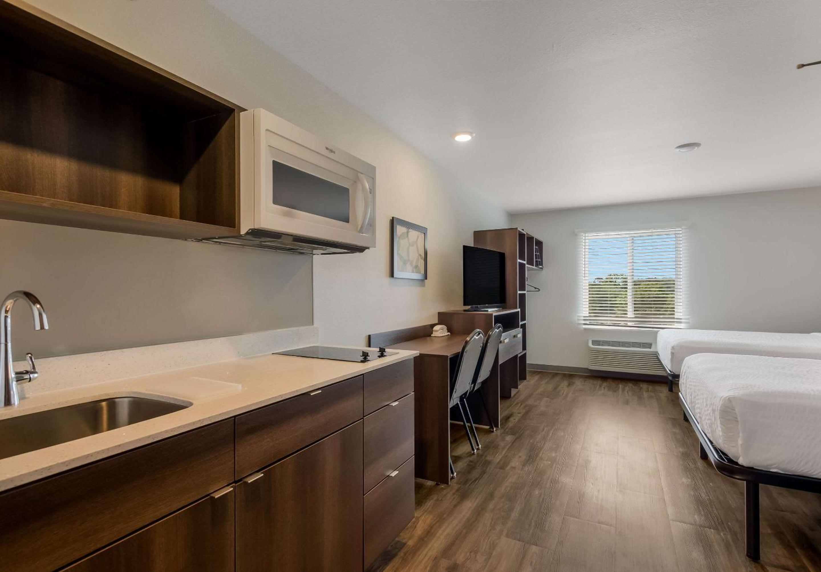 Quadruple Room with Two Queen Beds - Non Smoking - Photo 5