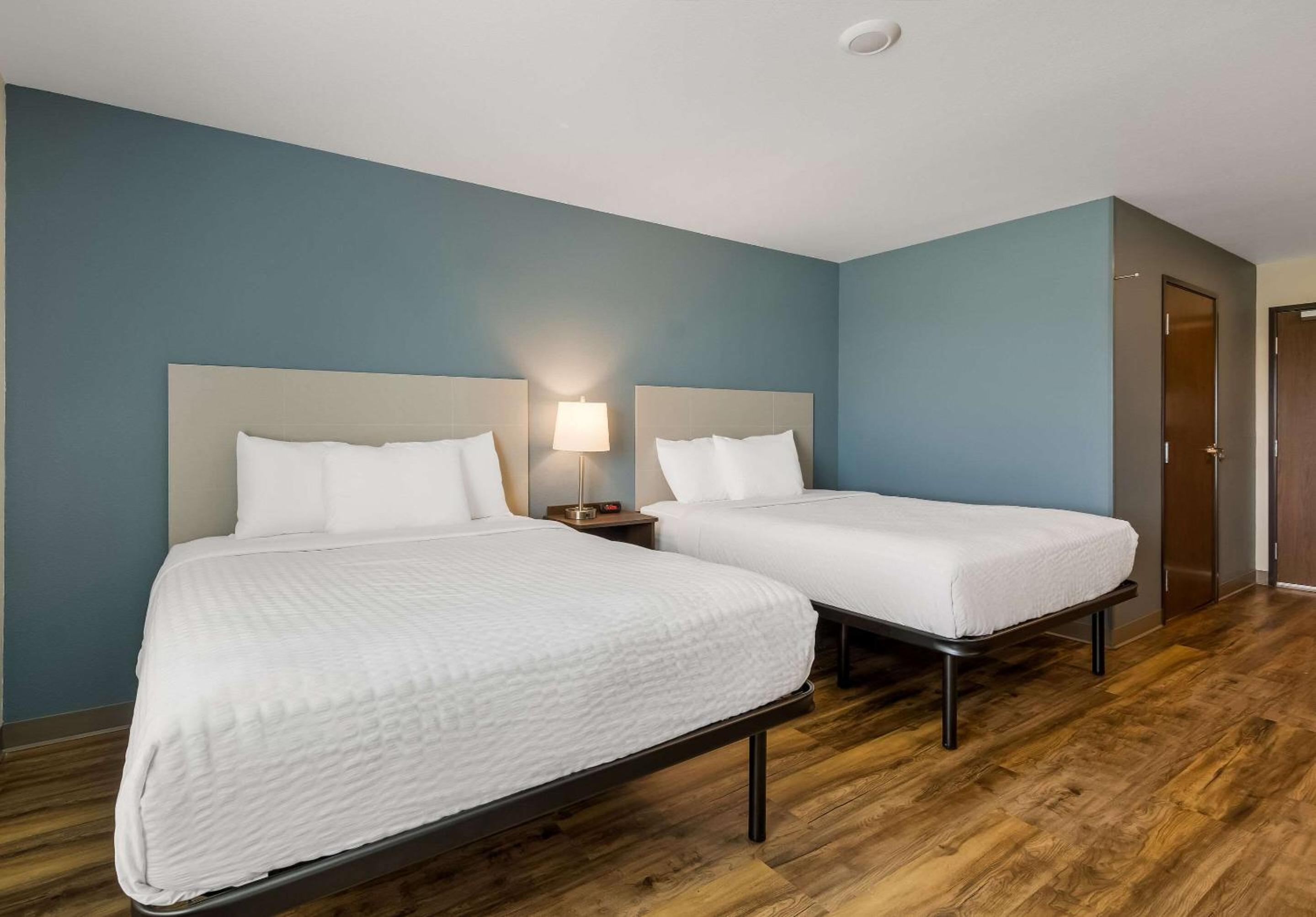 Quadruple Room with Two Queen Beds - Non Smoking - Photo 4