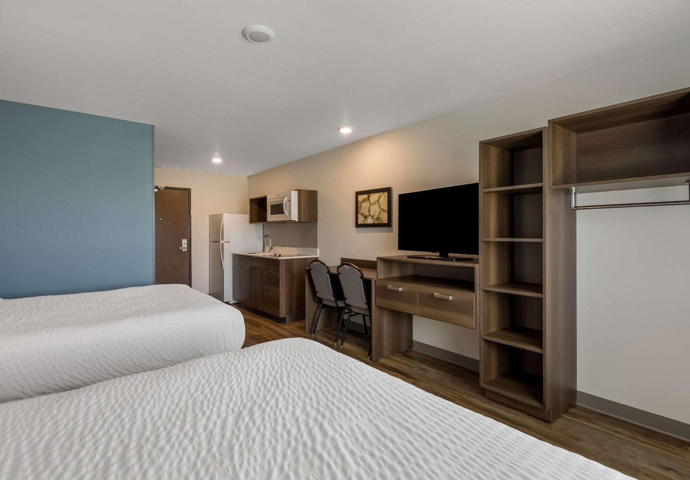 Quadruple Room with Two Queen Beds - Non Smoking - Photo 3