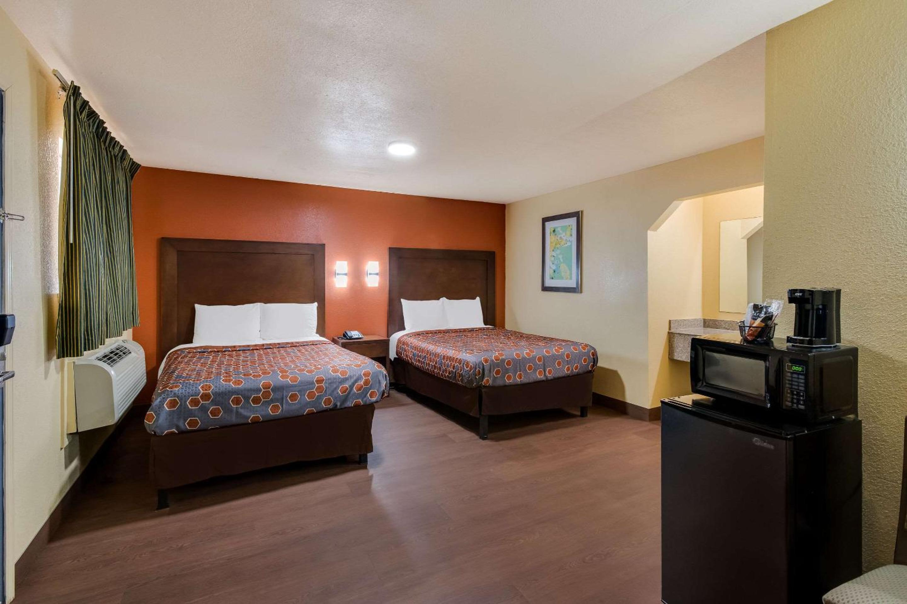 Quadruple Room with Two Queen Beds - Smoking - Photo 1