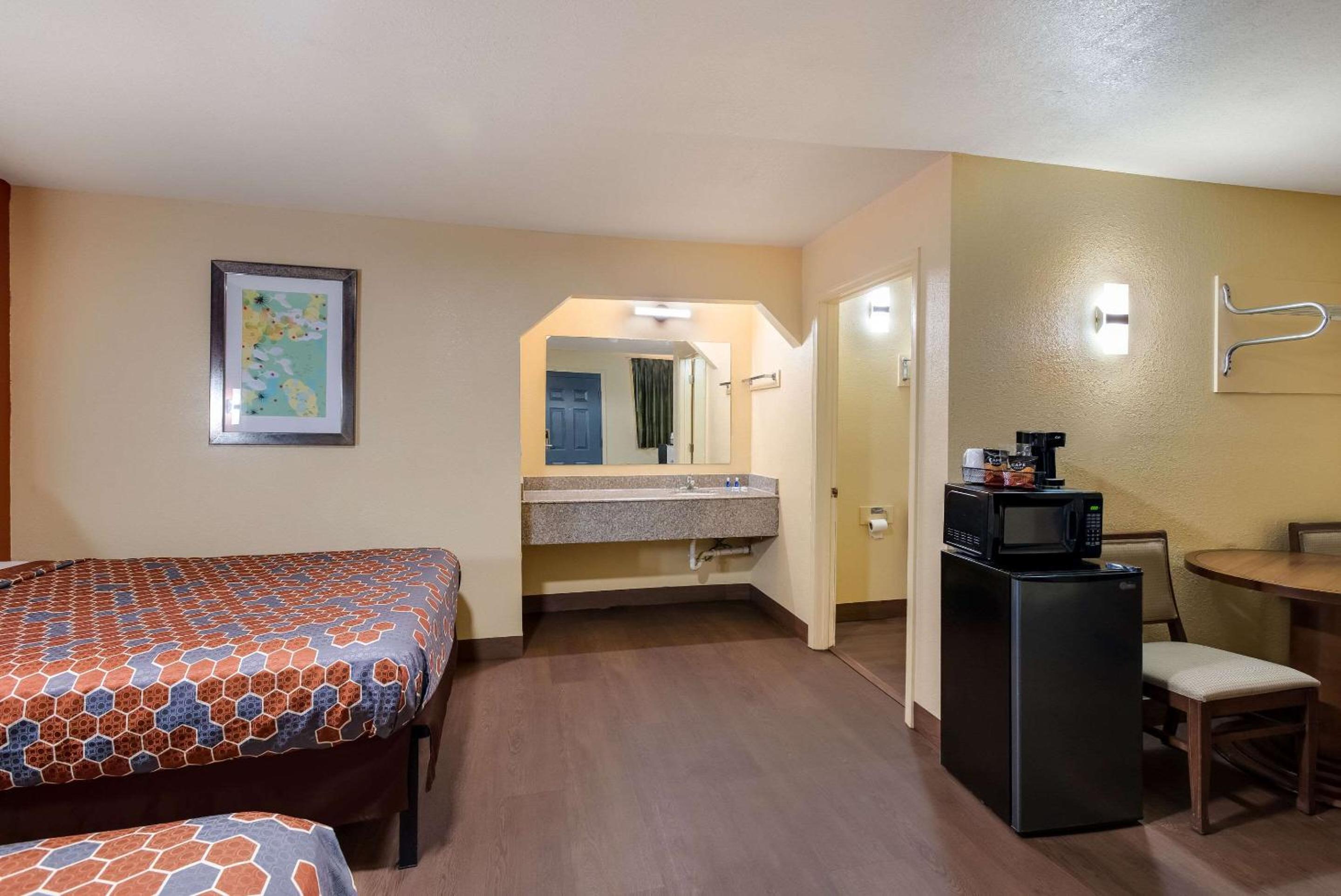 Quadruple Room with Two Queen Beds - Smoking - Photo 3