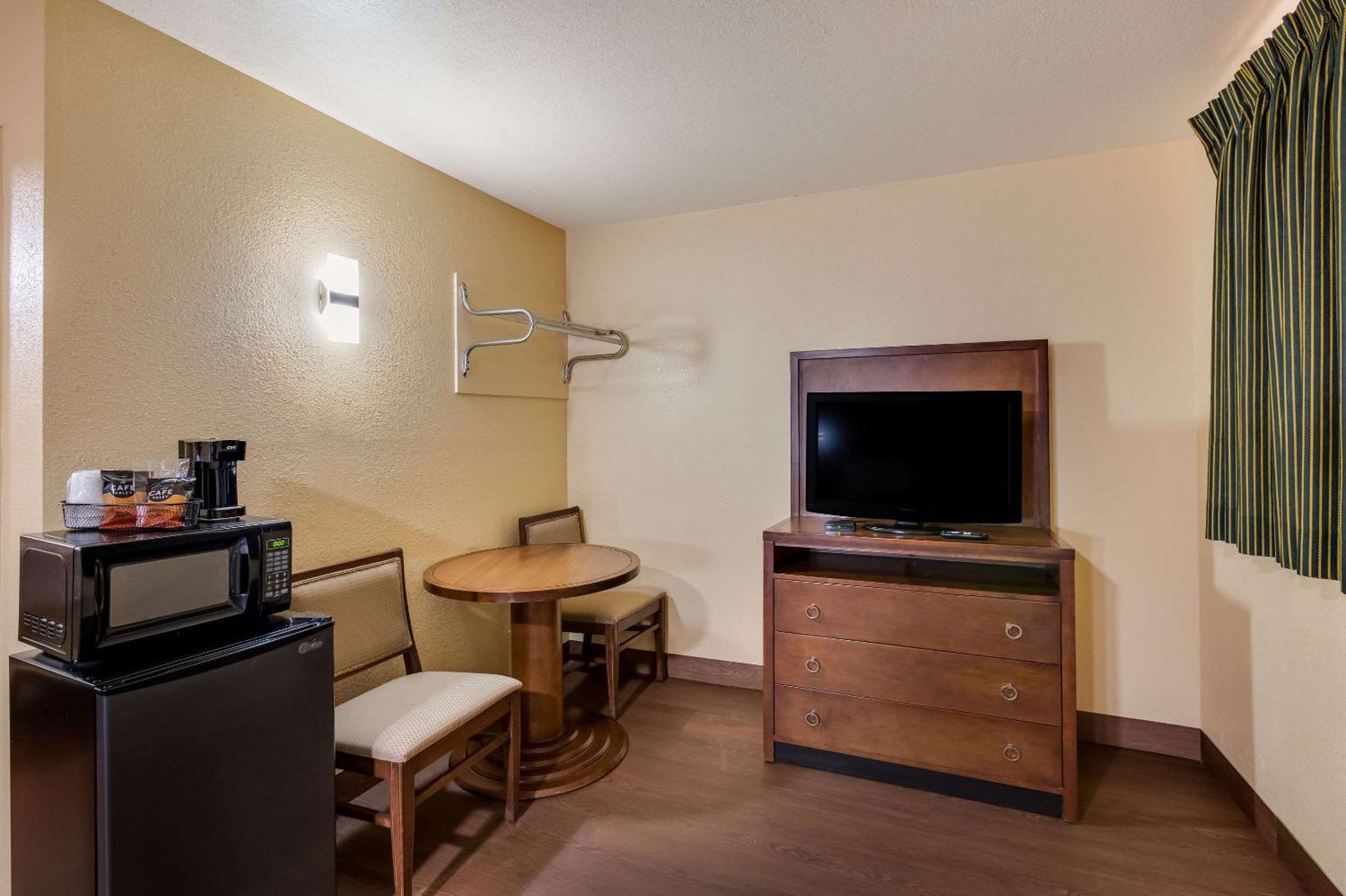 Quadruple Room with Two Queen Beds - Smoking - Photo 4