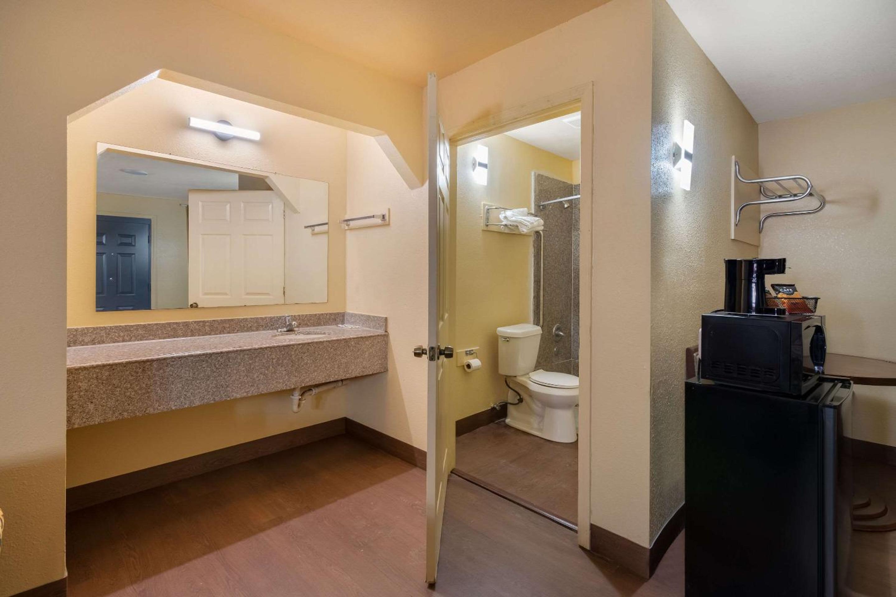 Quadruple Room with Two Queen Beds - Smoking - Photo 5