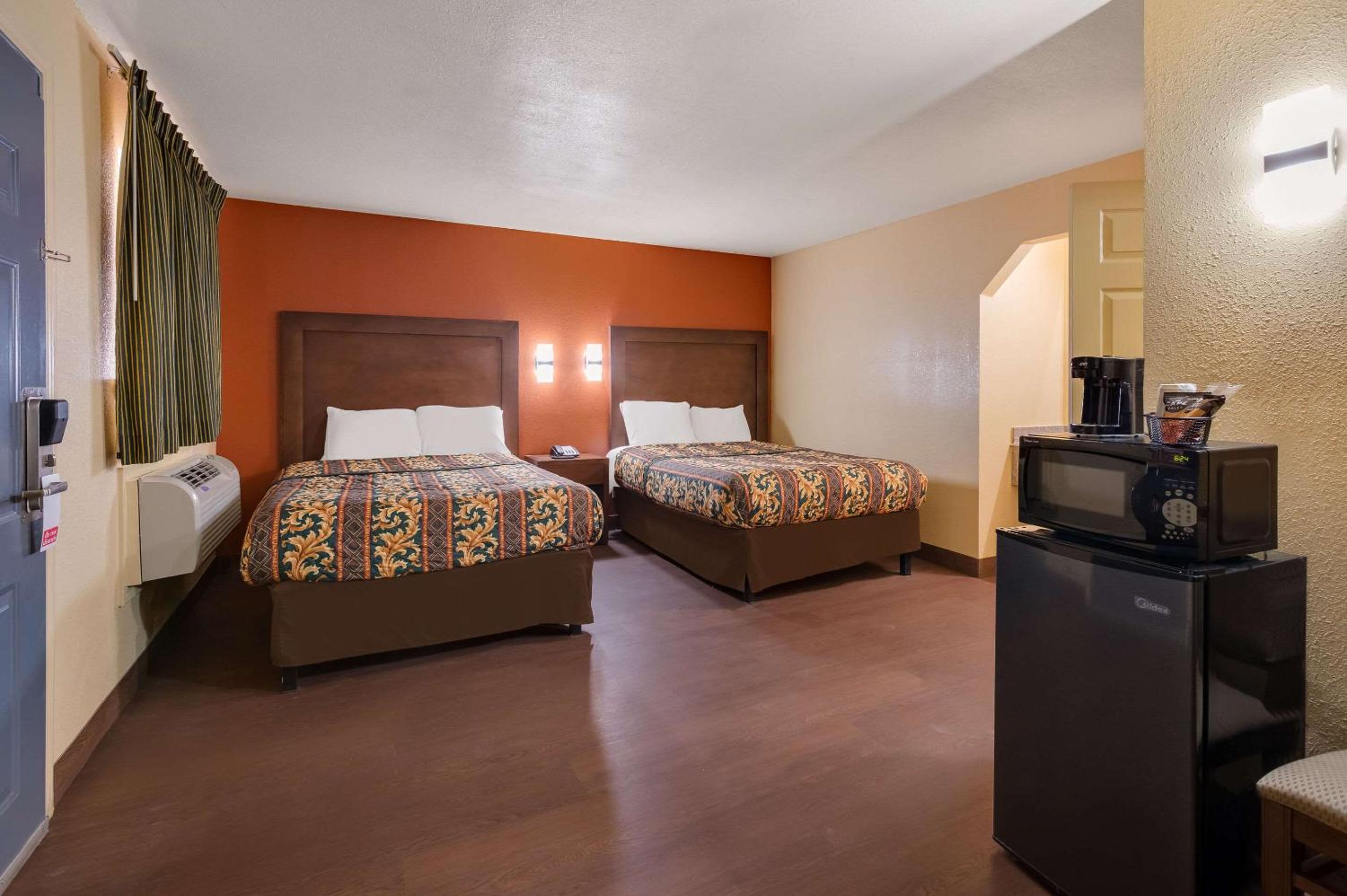 Quadruple Room with Two Queen Beds - Smoking - Photo 6