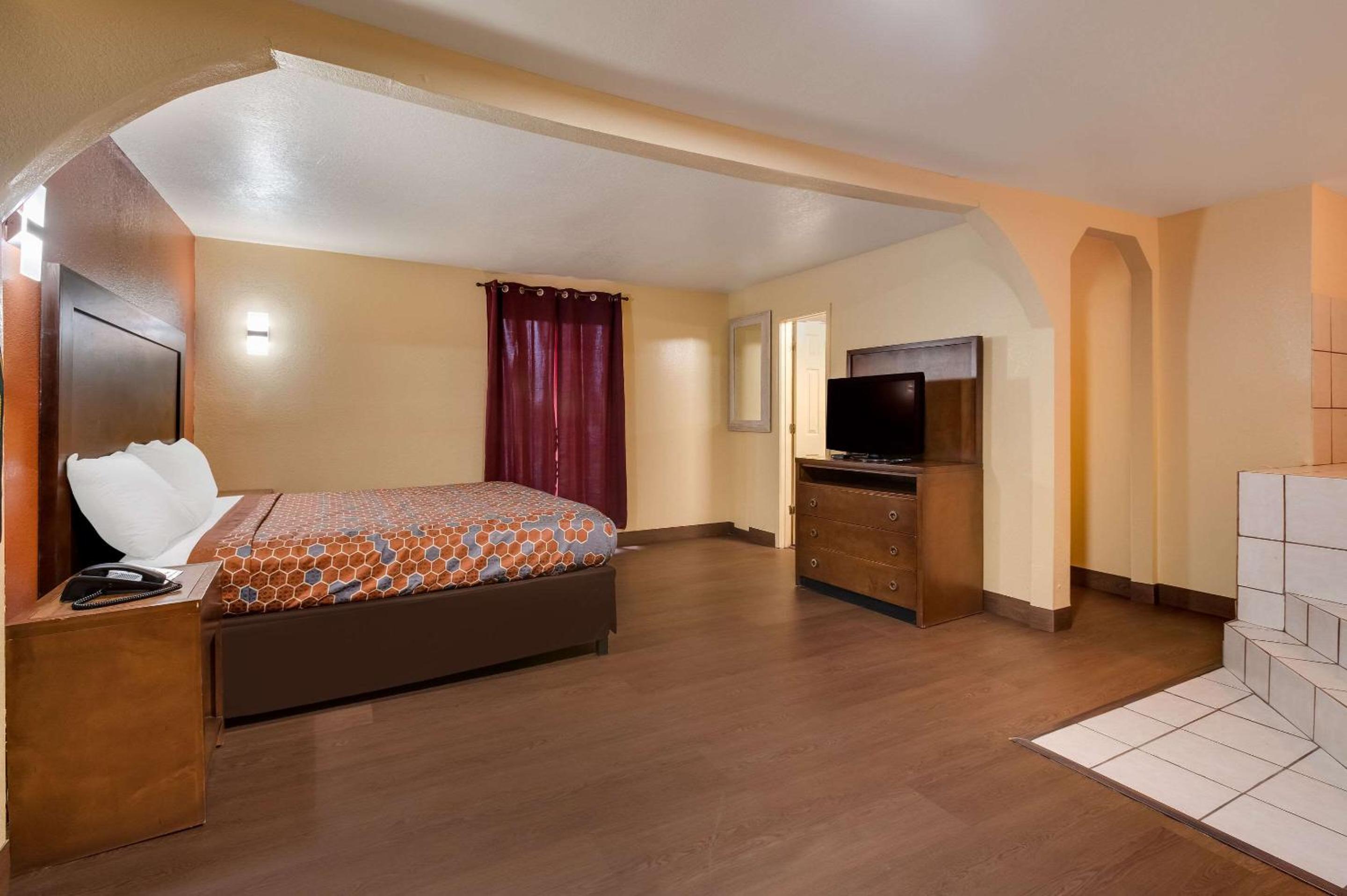 King Room with Jacuzzi - Smoking 