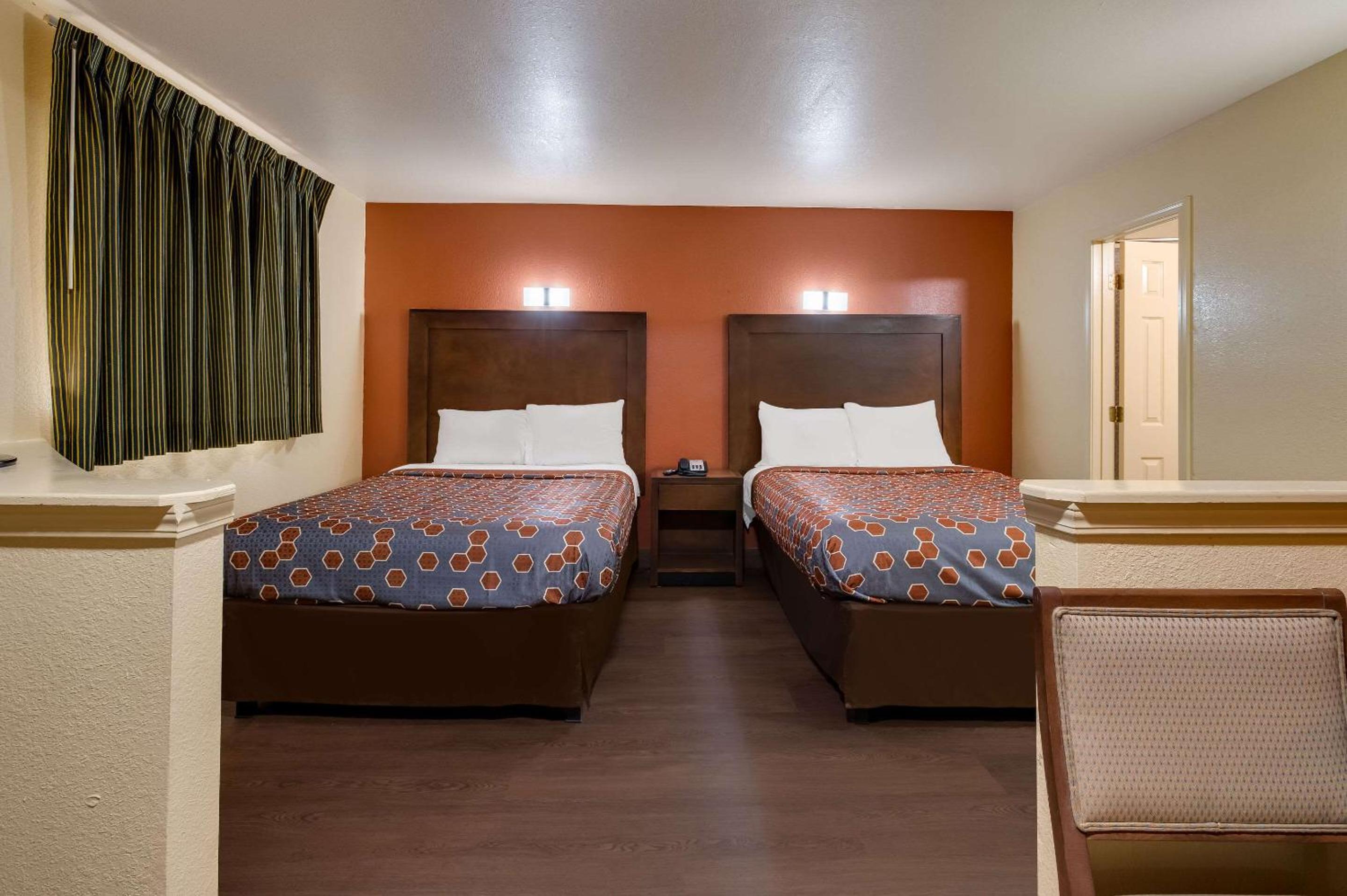 Quadruple Room with Two Queen Beds - Smoking - Photo 8