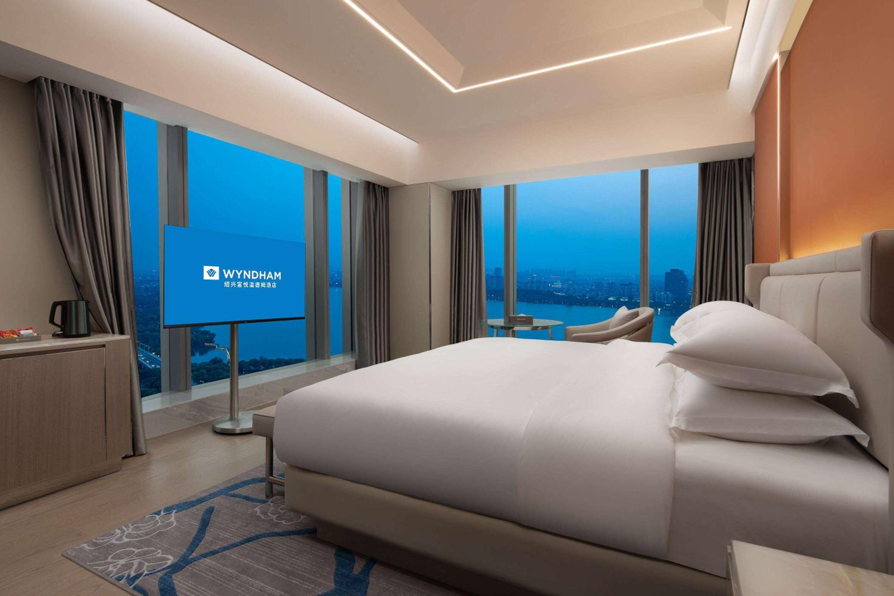 Executive King Room with Full Lake View