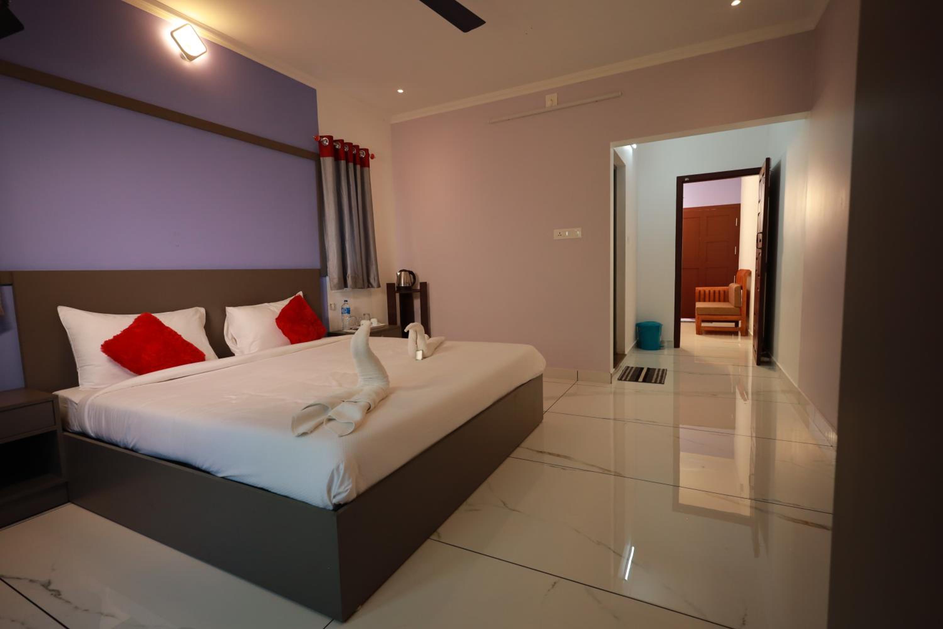Queen Suite with Pool View photo 2