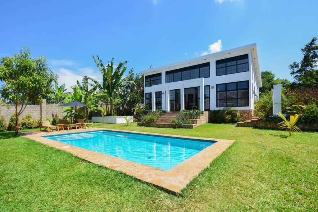 Three-Bedroom Villa photo 2
